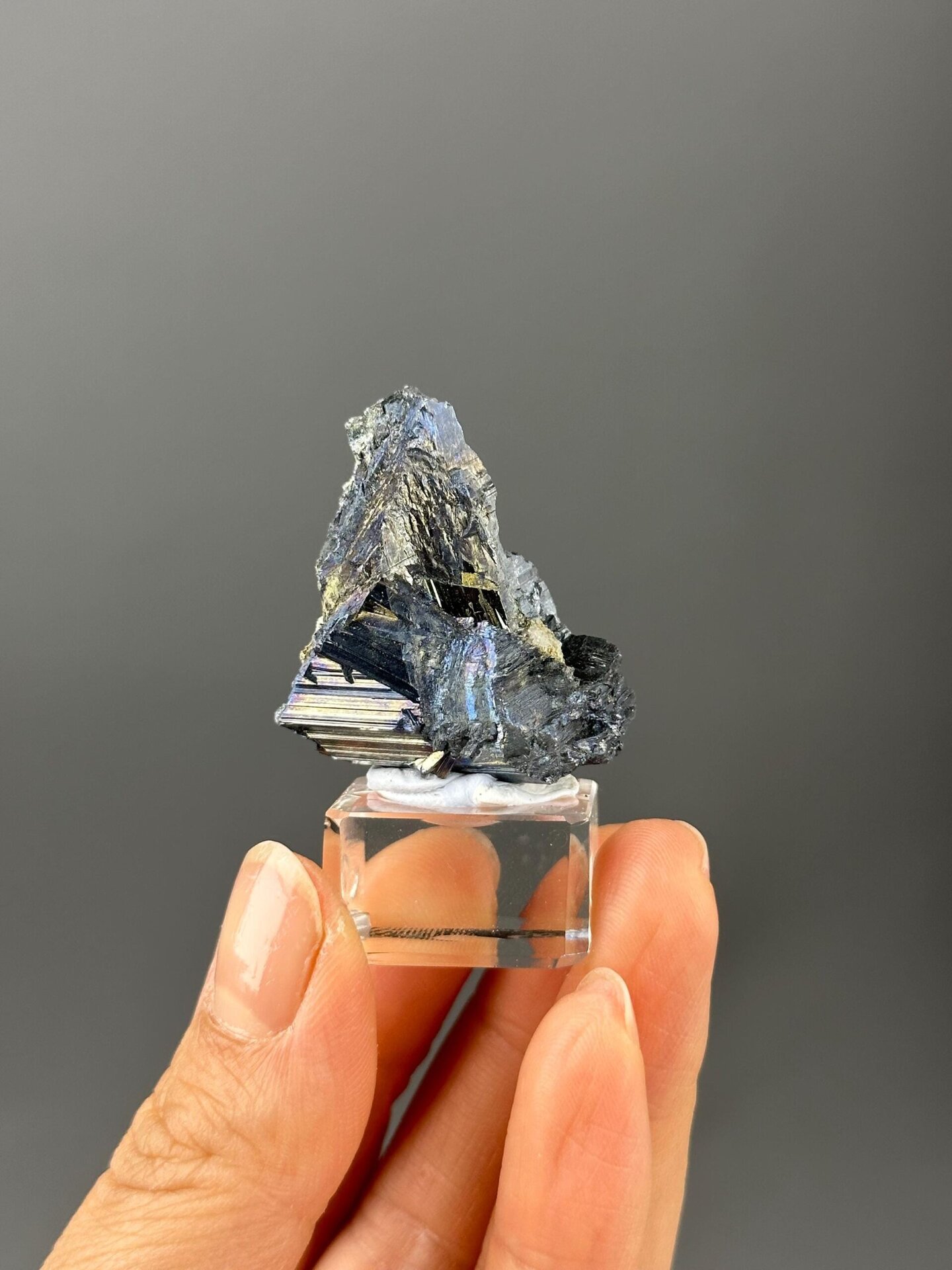 Stibnite cluster side profile showing blade structure