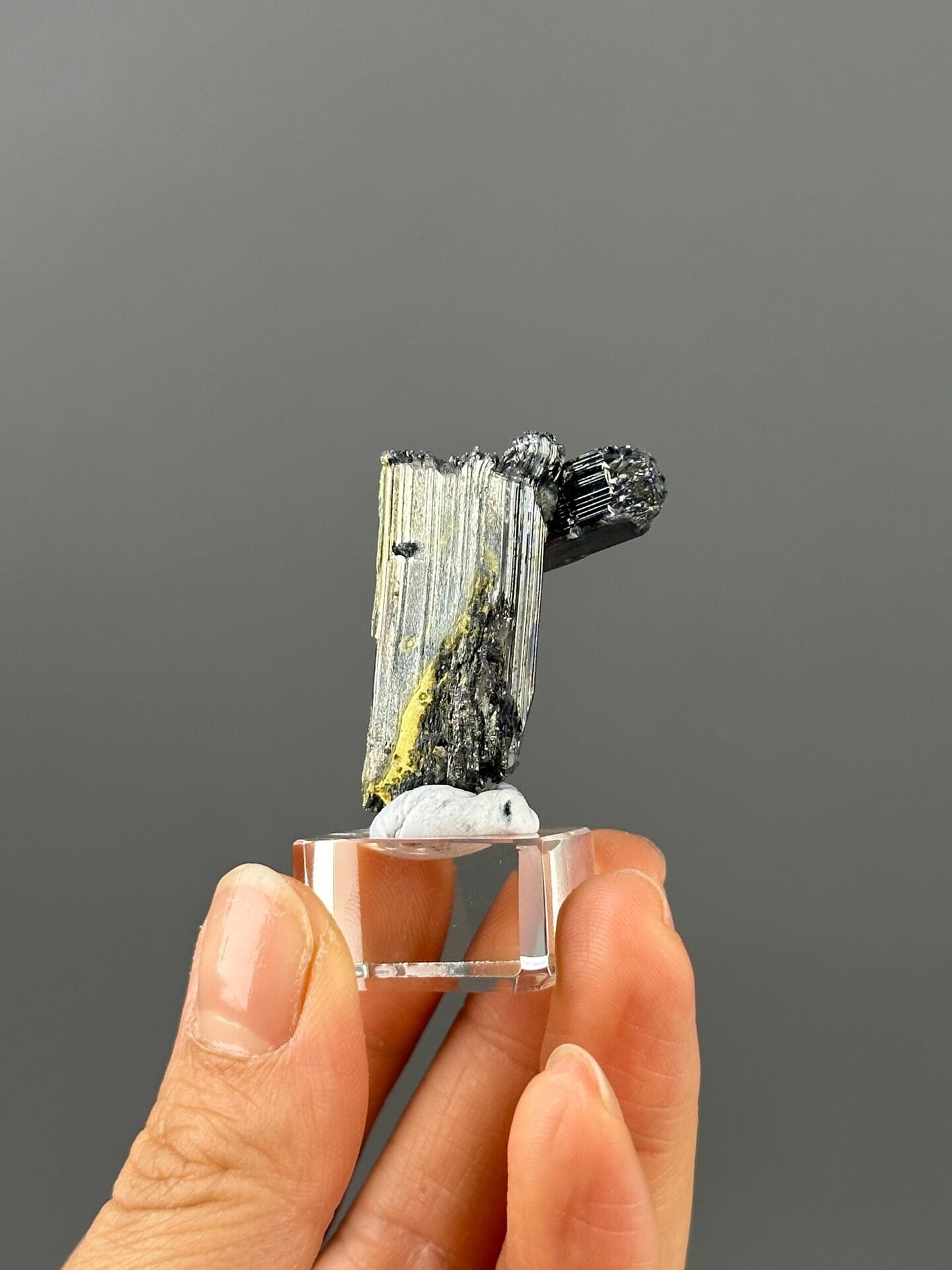 Sharp blade-like form of stibnite twin crystals