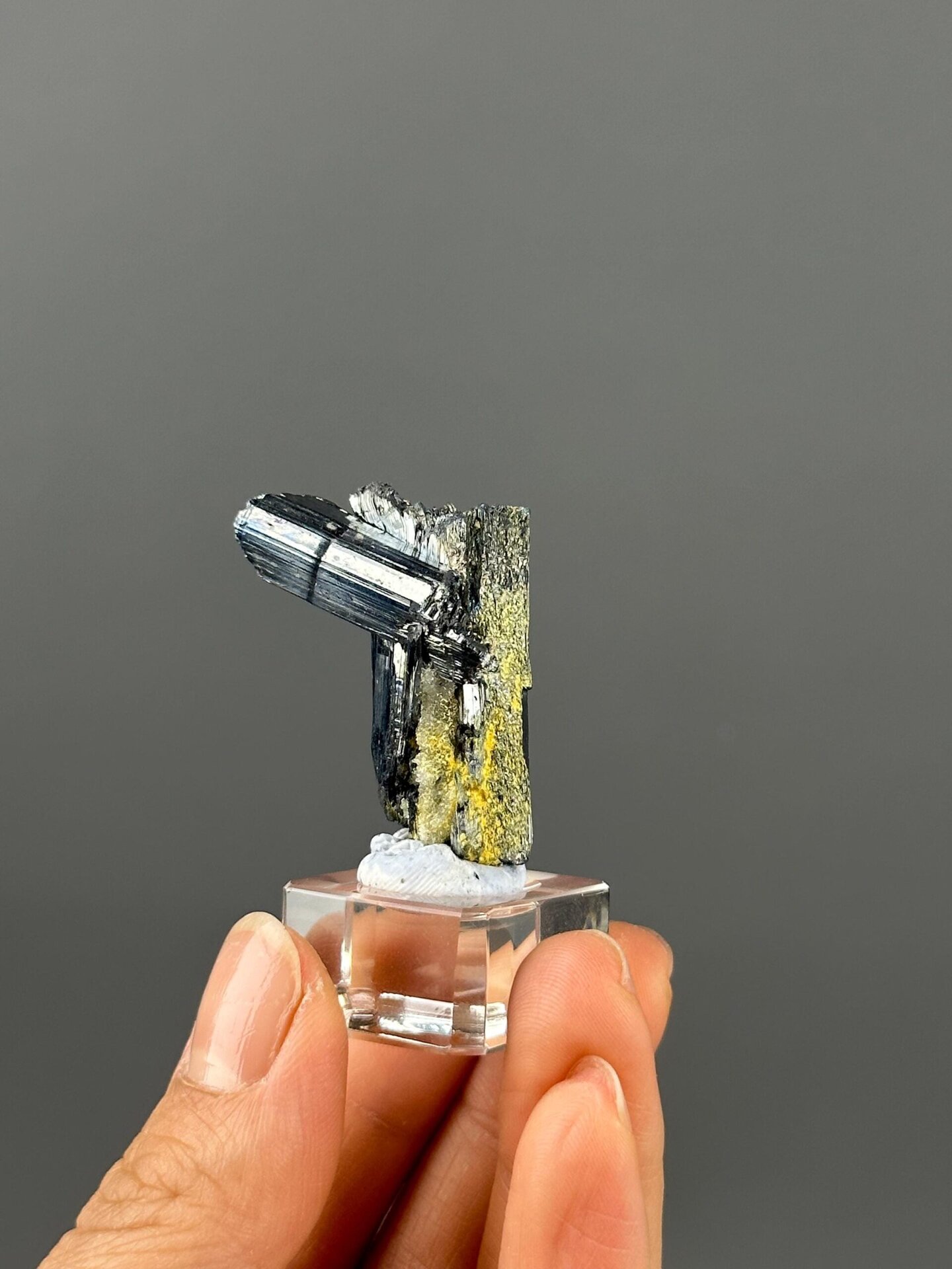 Metallic luster on stibnite twin crystals