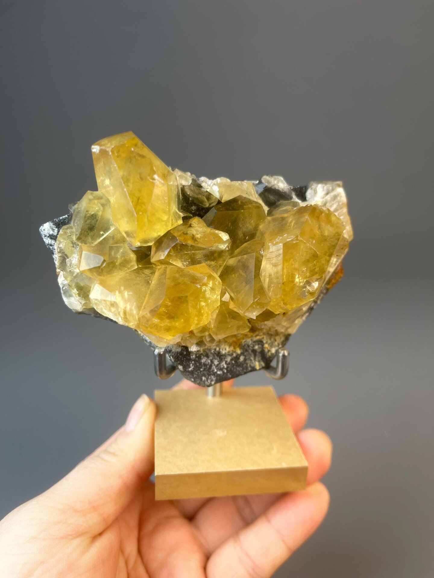Natural yellow calcite with trigonal symmetry from Hunan Province
