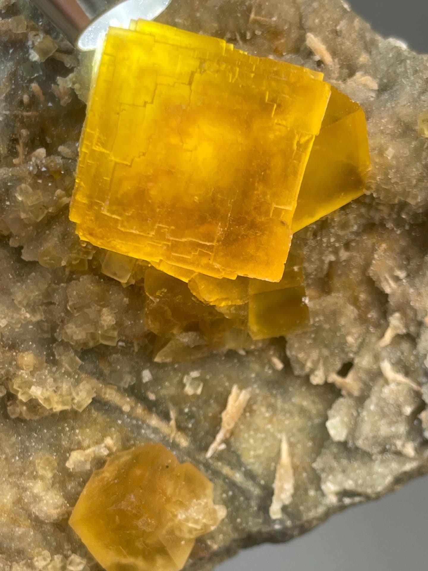 CaF₂ isometric fluorite with rare golden warm-toned coloration