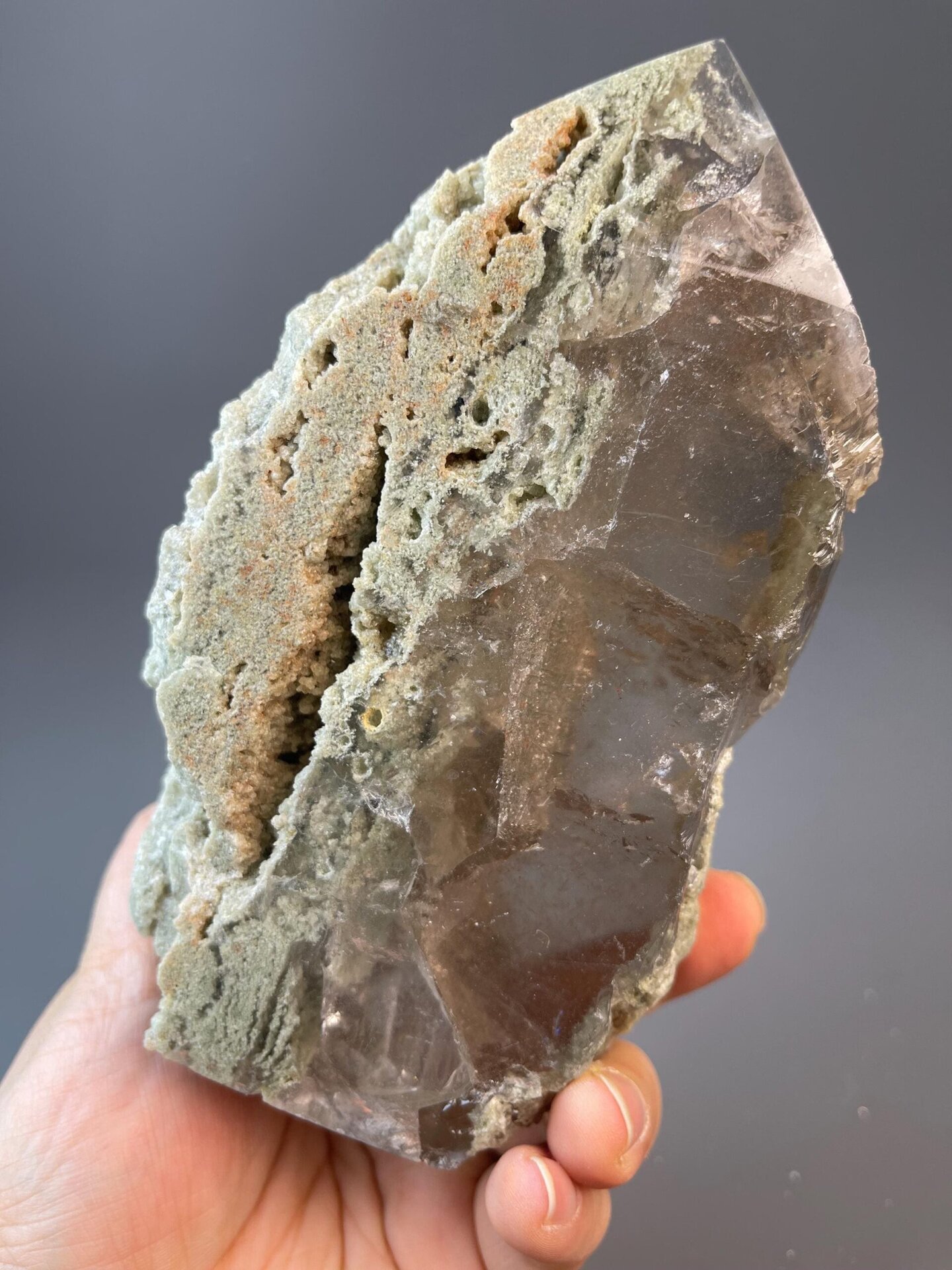 Calcite crystal tower carving, 25.04 oz, vitreous luster