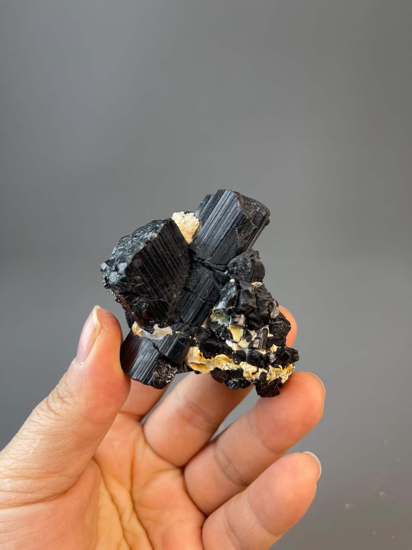 Trigonal borosilicate schorl tourmaline in X-shaped cross habit