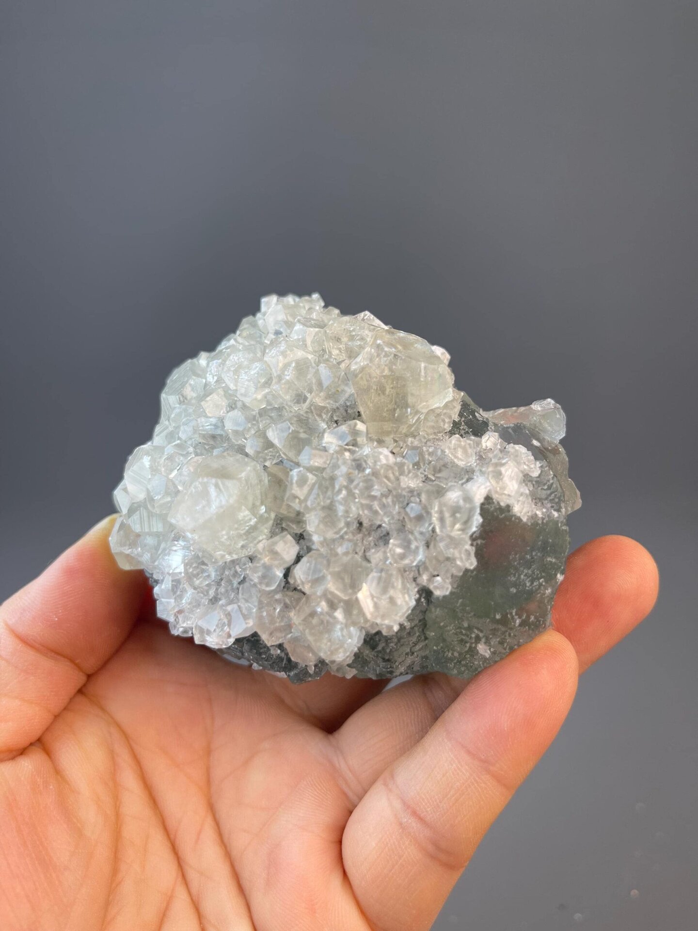 Green fluorite and calcite interlocking in flower-form growth