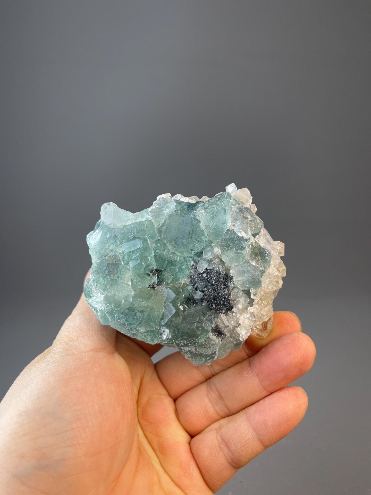 Flower-form green fluorite with calcite from Fujian Province