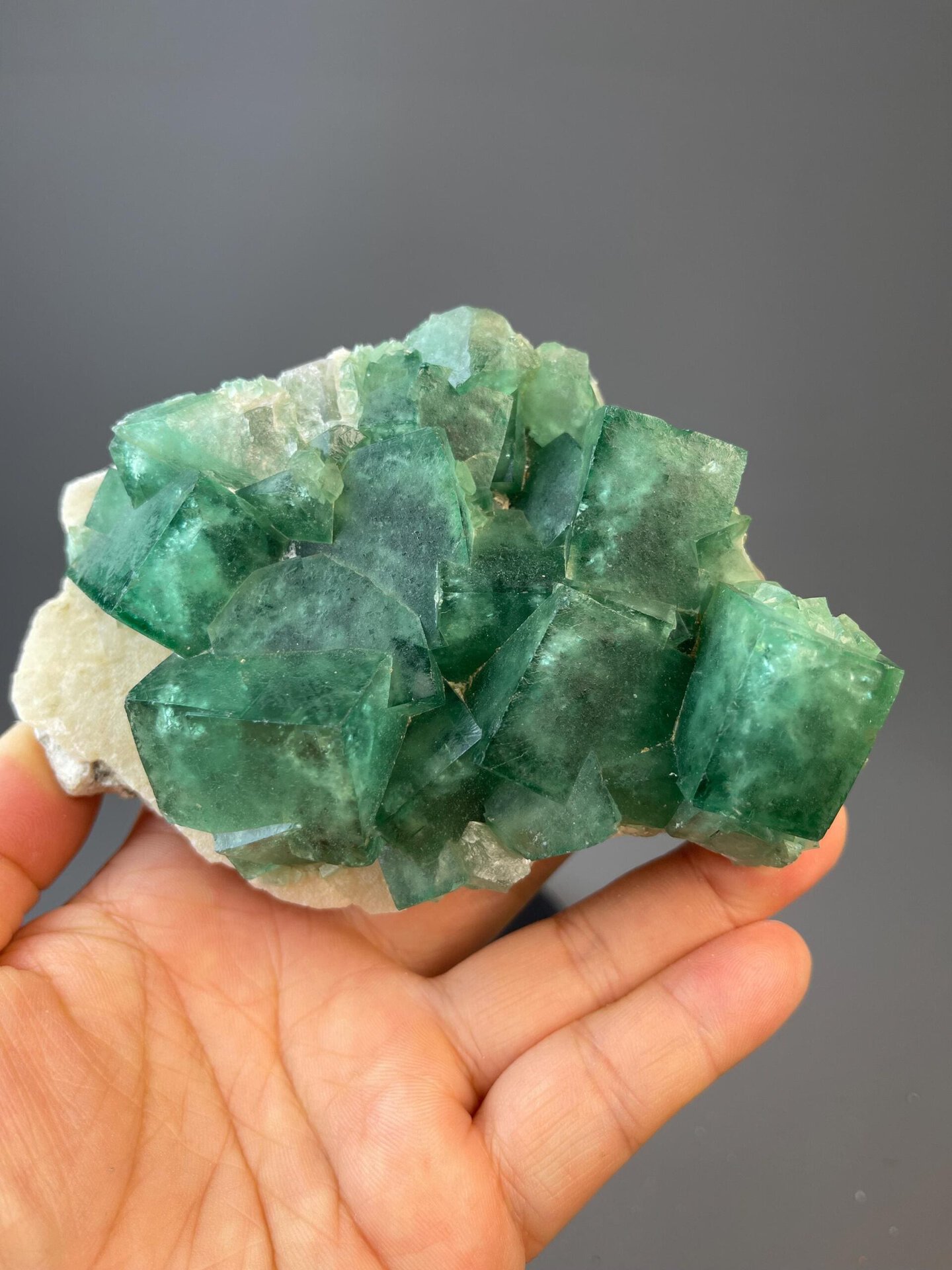 UV-fluorescent green fluorite with vivid crystal growth