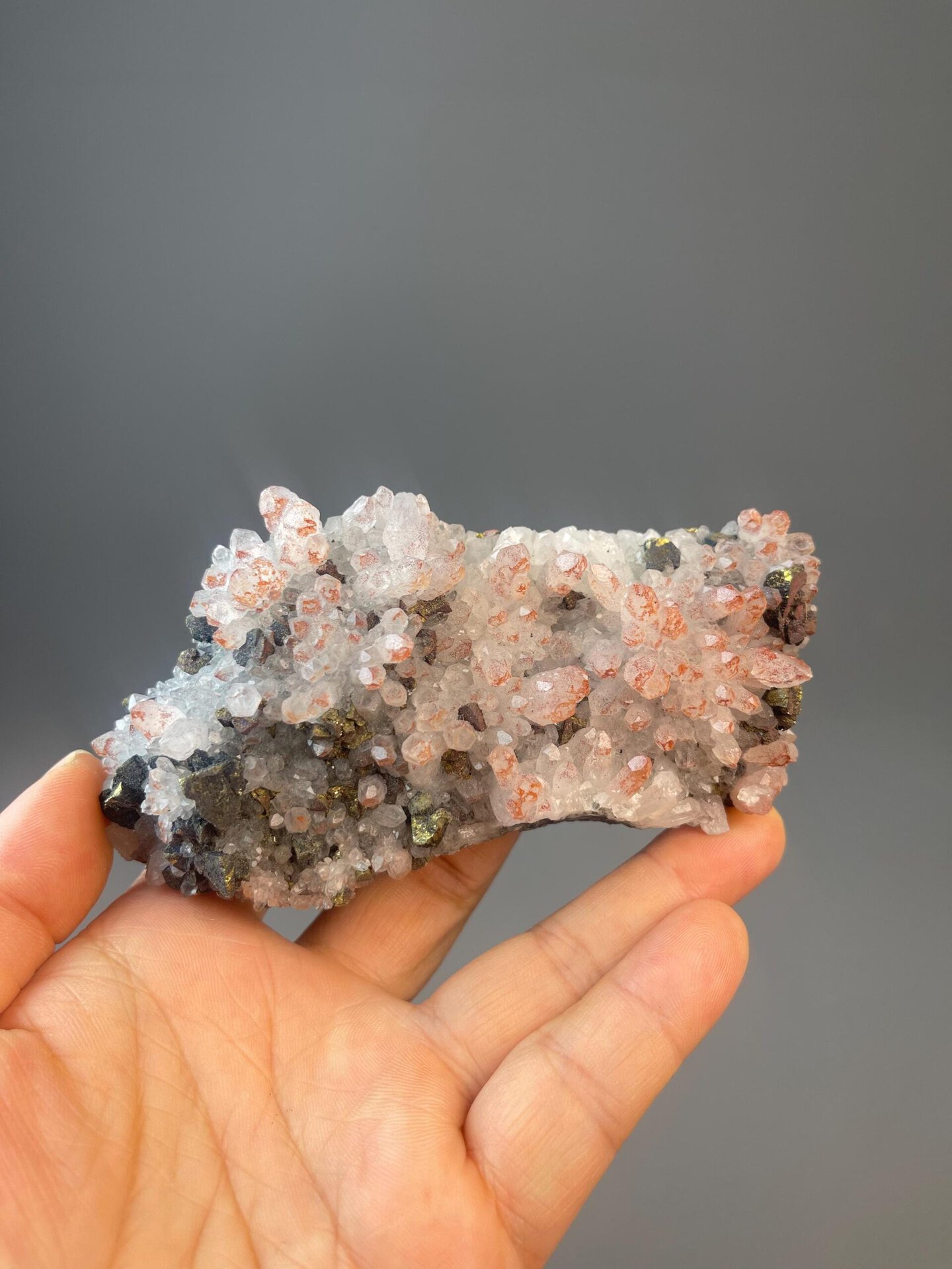 SiO₂ trigonal quartz with hematoid iron inclusions creating red color
