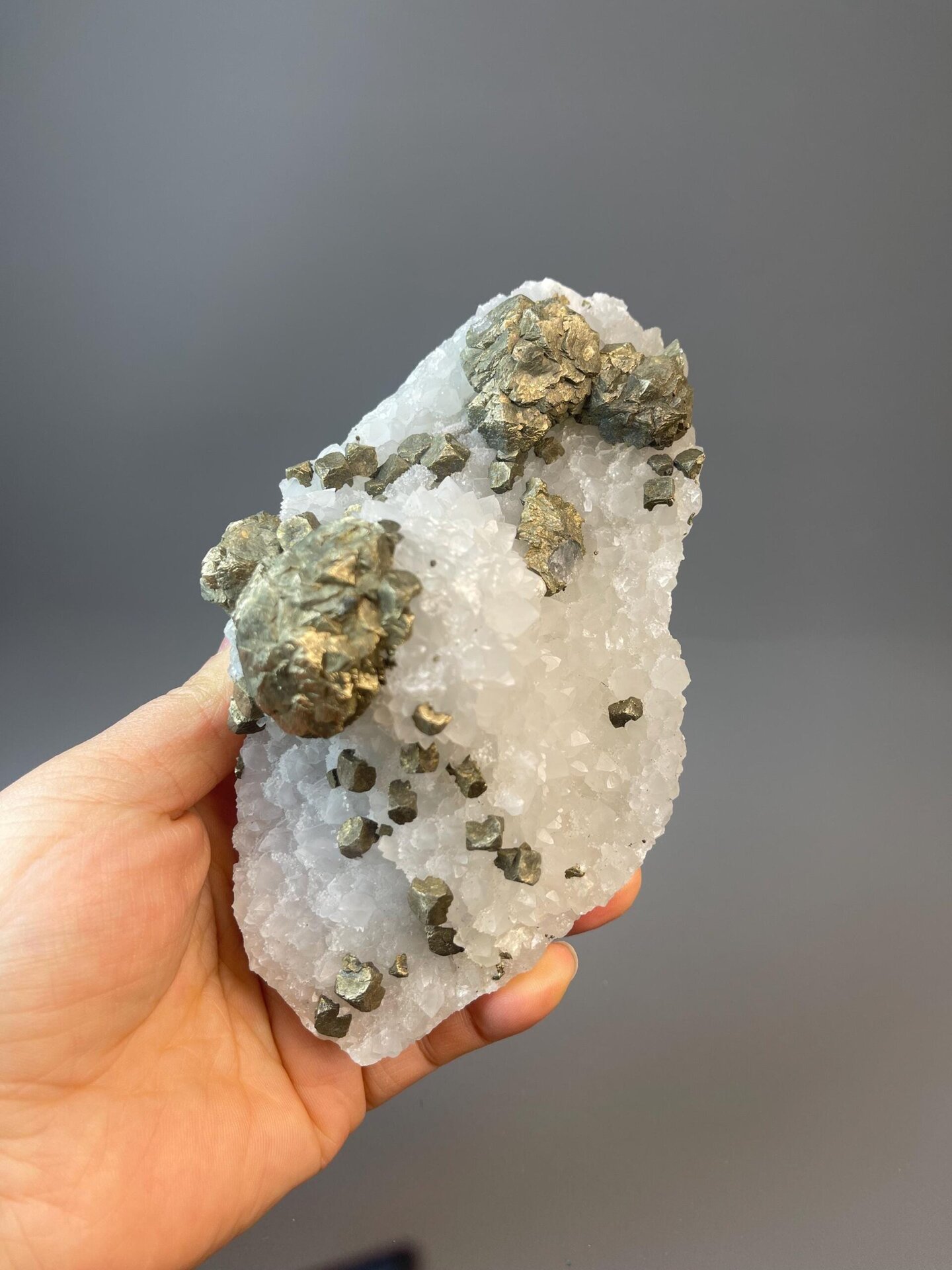 CuFeS₂ tetragonal chalcopyrite in globular form on quartz