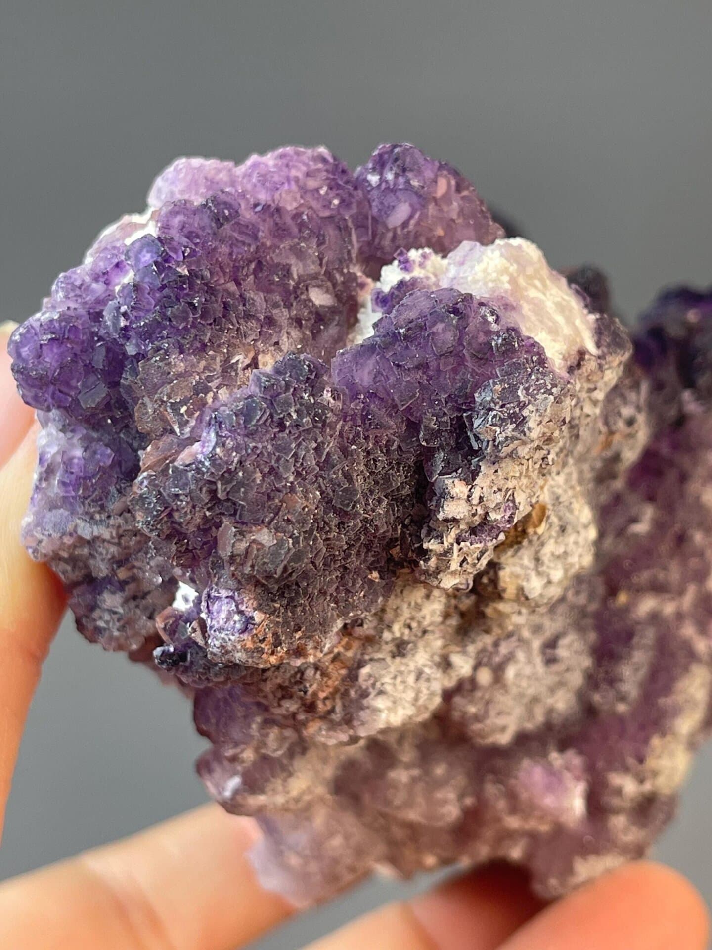 Purple fluorite with fan morphology from Guizhou Province