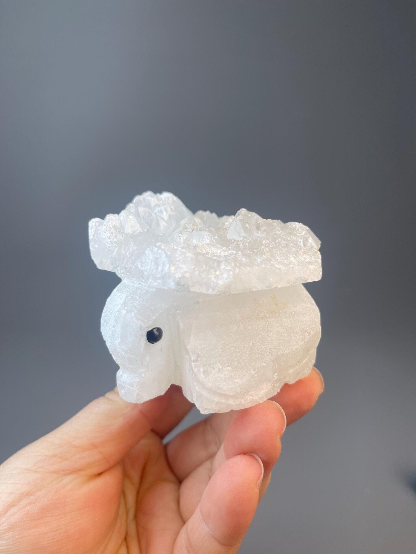 SiO₂ trigonal quartz carved into elephant form with onyx detail