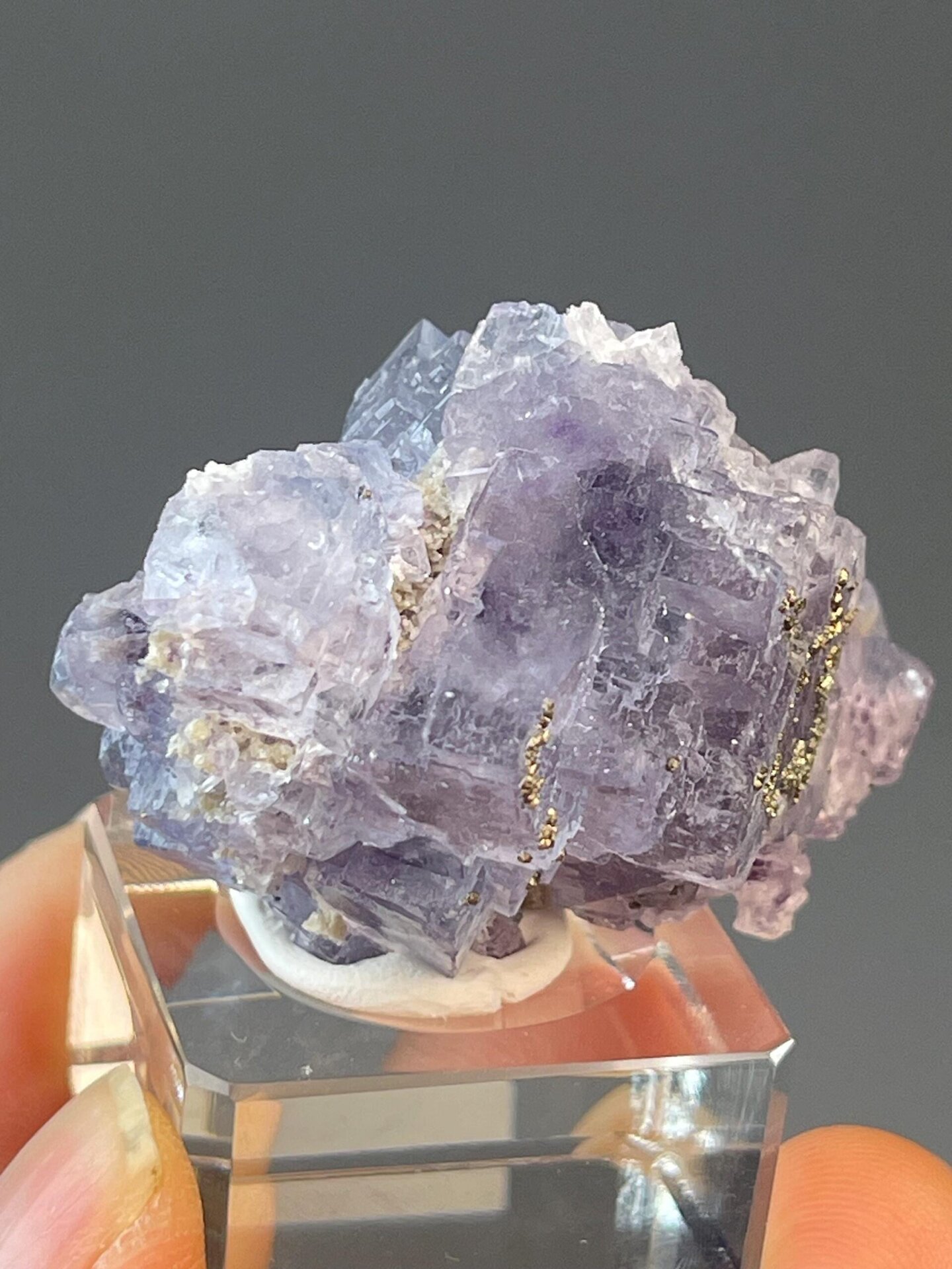 Yaogangxian fluorite with flower morphology and pyrite association