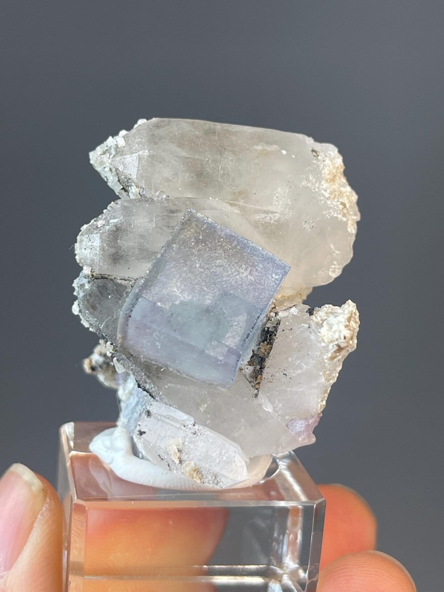 CaF₂ isometric blue fluorite with associated quartz pillars