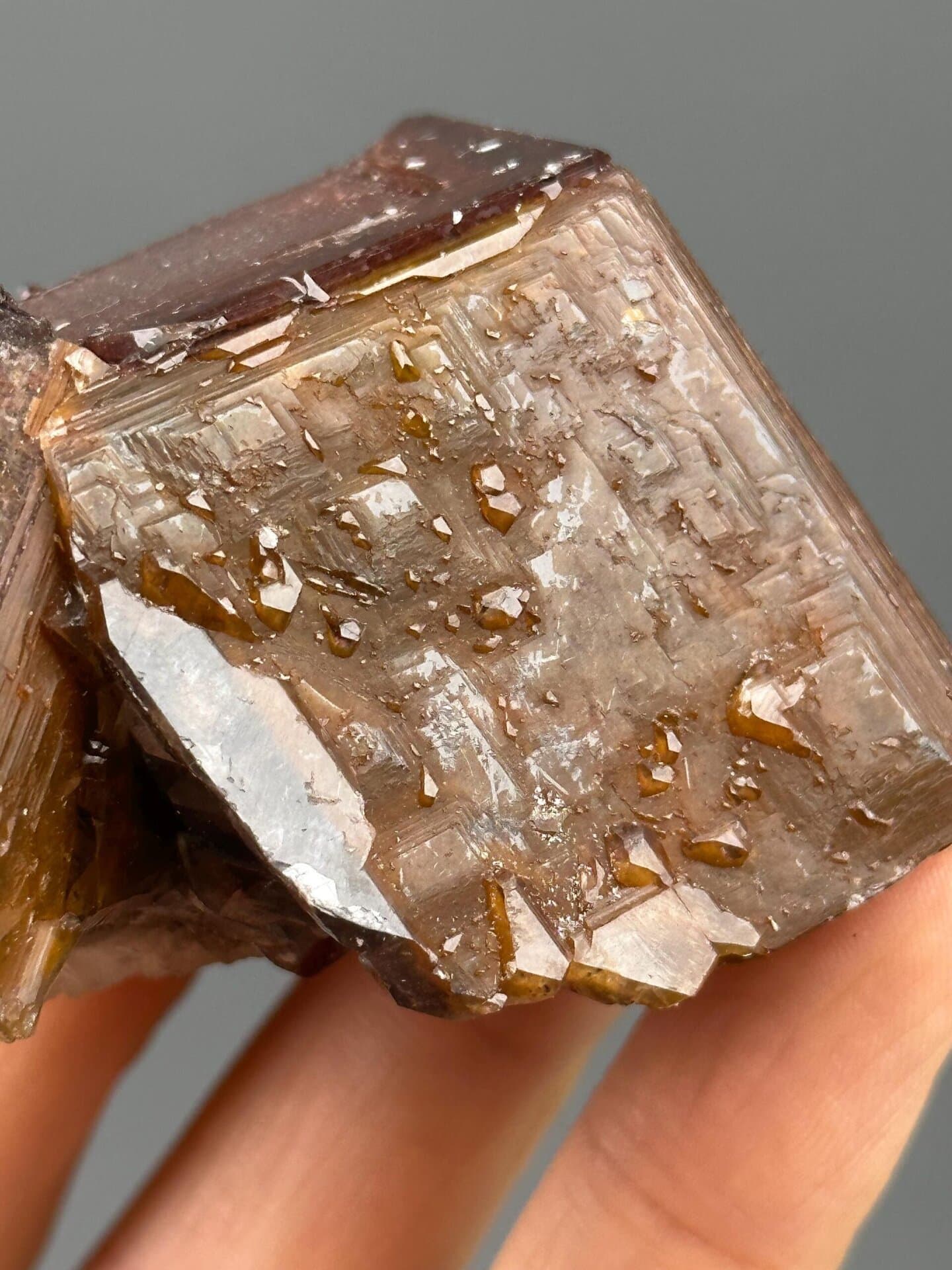 Side view of twin calcite, 3×1.7×2 in, Hunan, China
