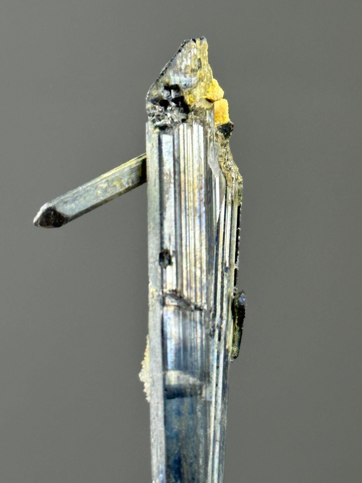 Back view of Hunan stibnite columnar crystal