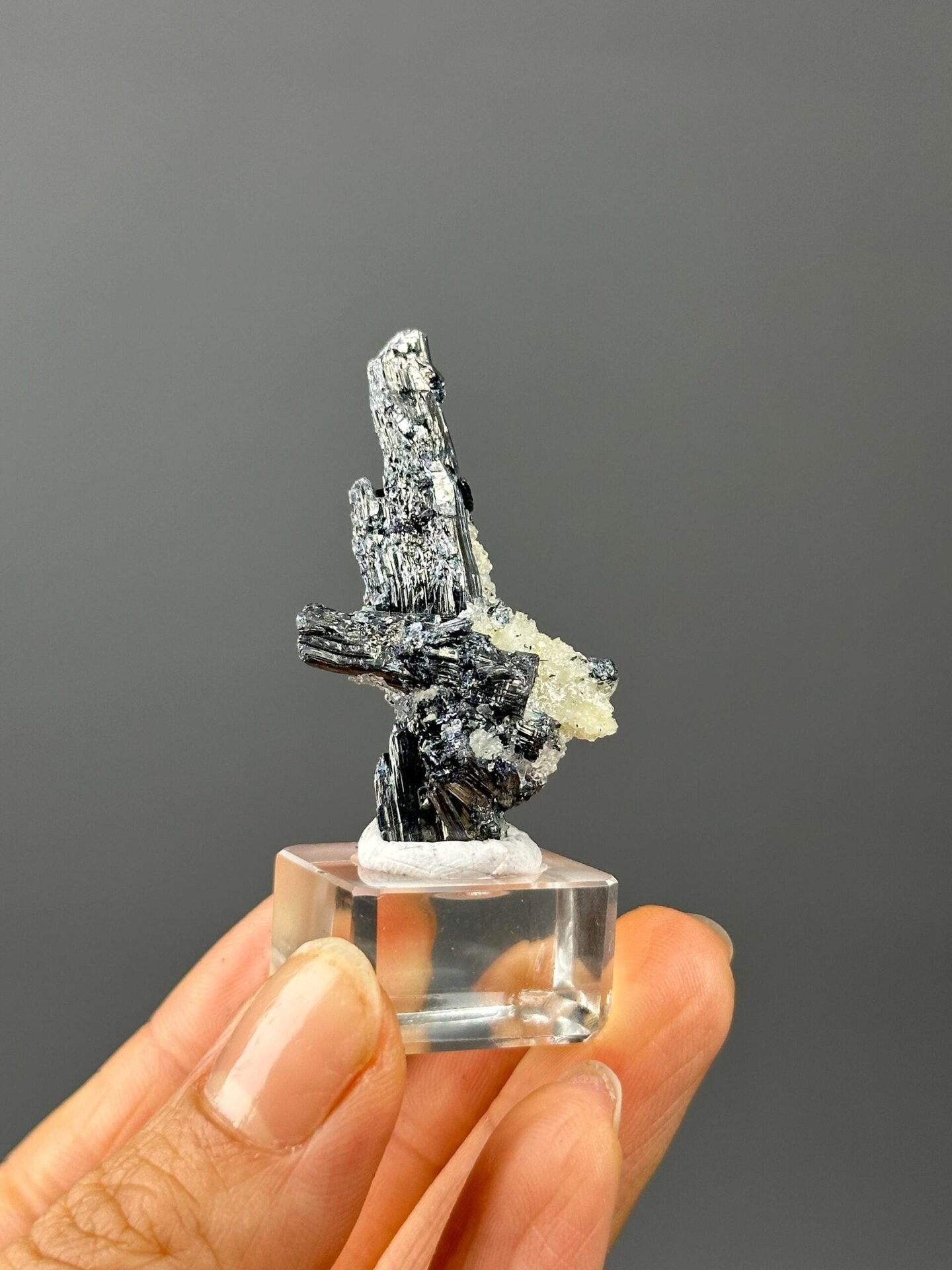 Side view of stibnite-barite specimen, 1.8×0.8×0.5 in, Hunan