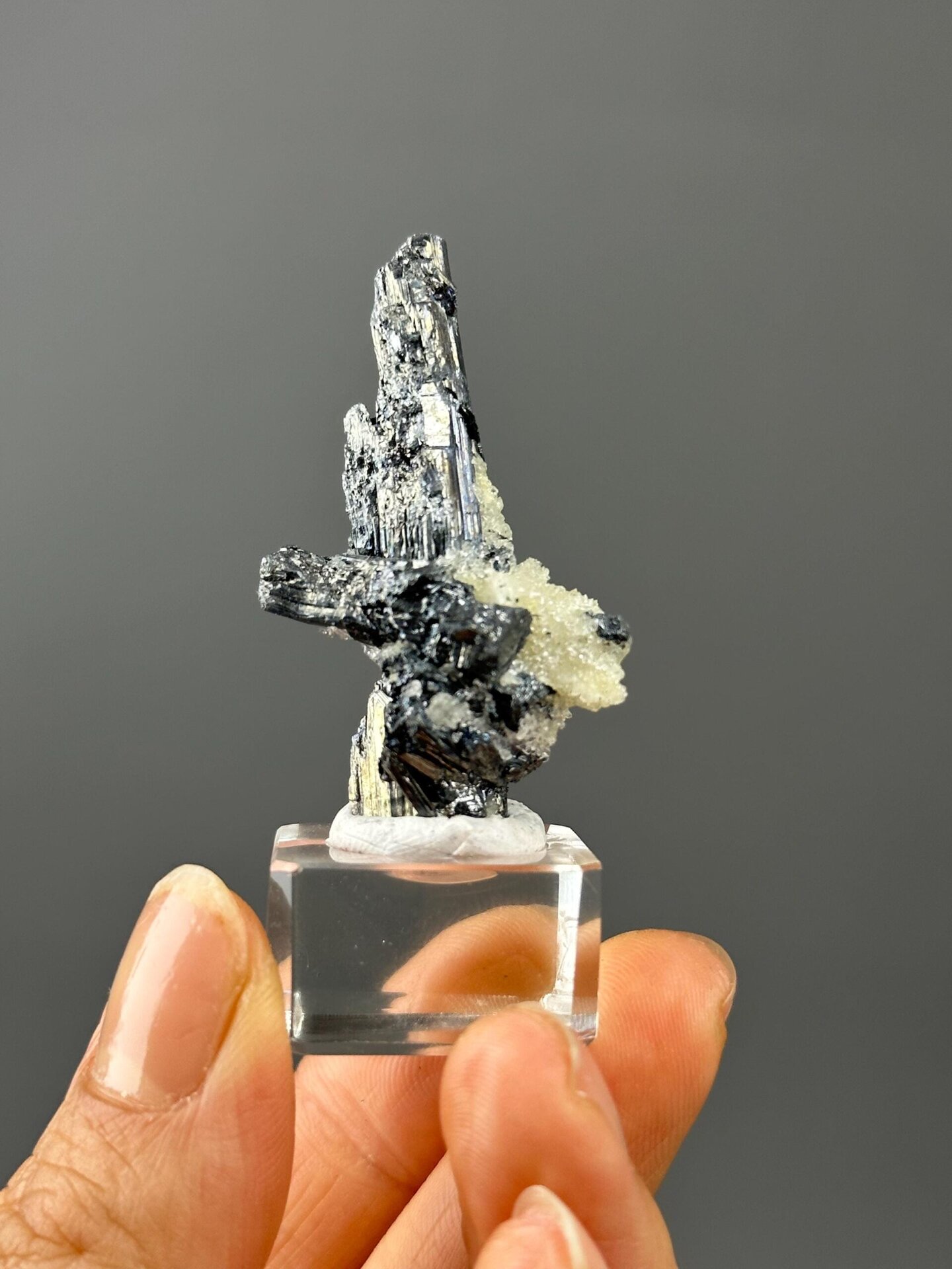 Front view of stibnite on barite showing mineral association