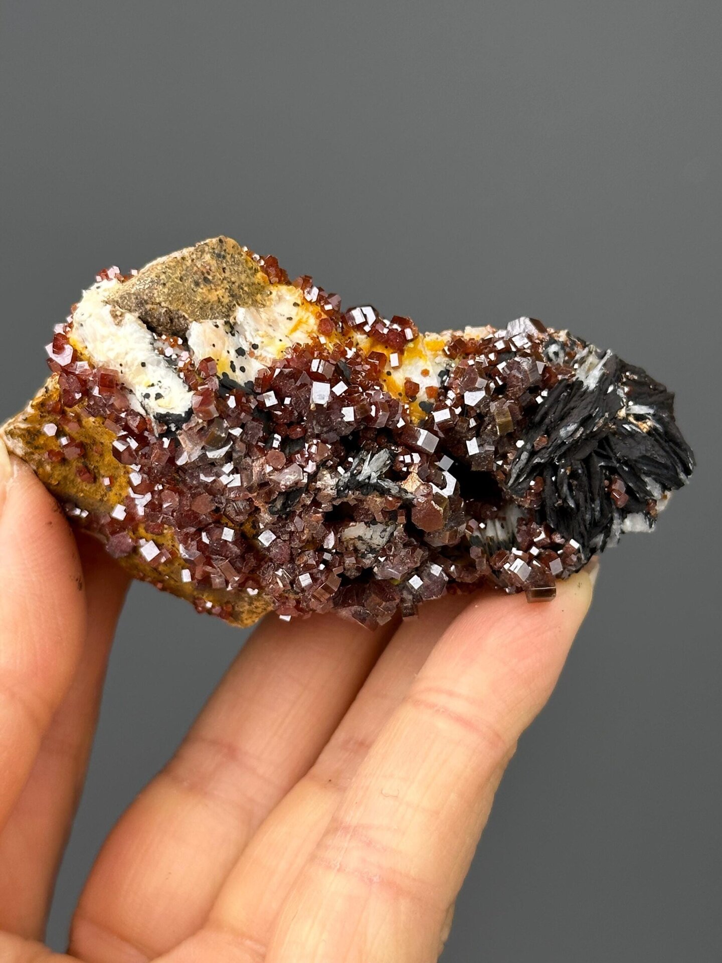 Side view of vanadinite cluster on matrix, 3×2.1×1.6 in