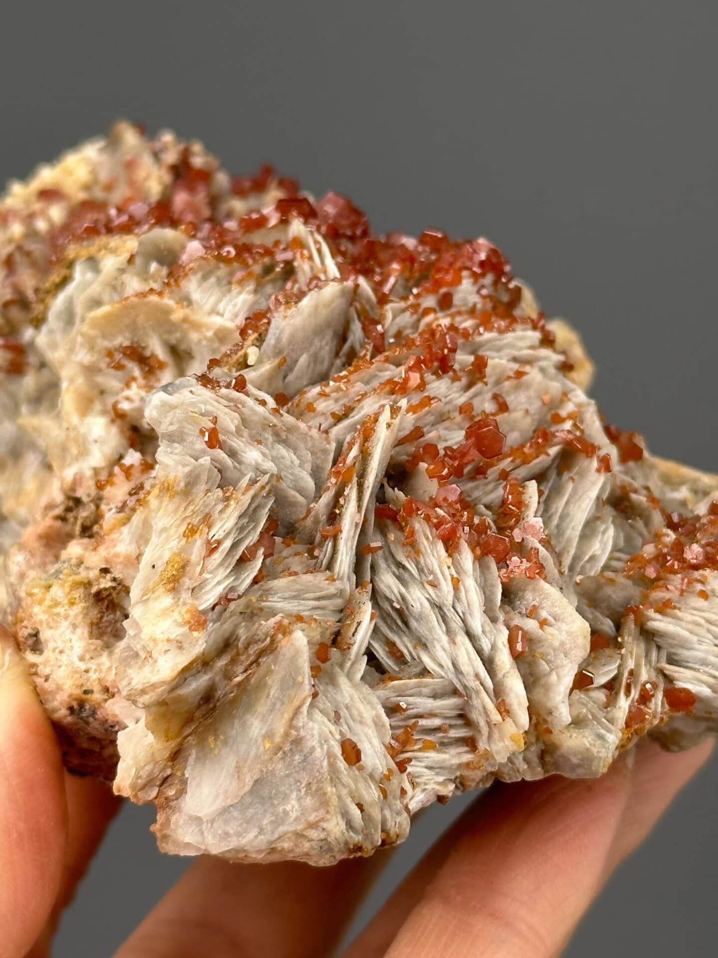 Top view of hexagonal vanadinite arrangement on barite
