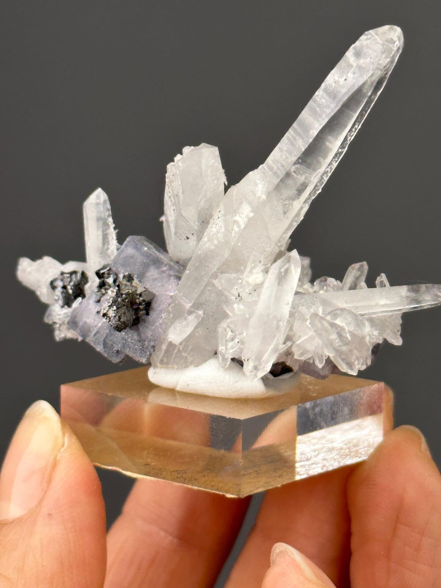 Front view of cassiterite-quartz with purple fluorite gem