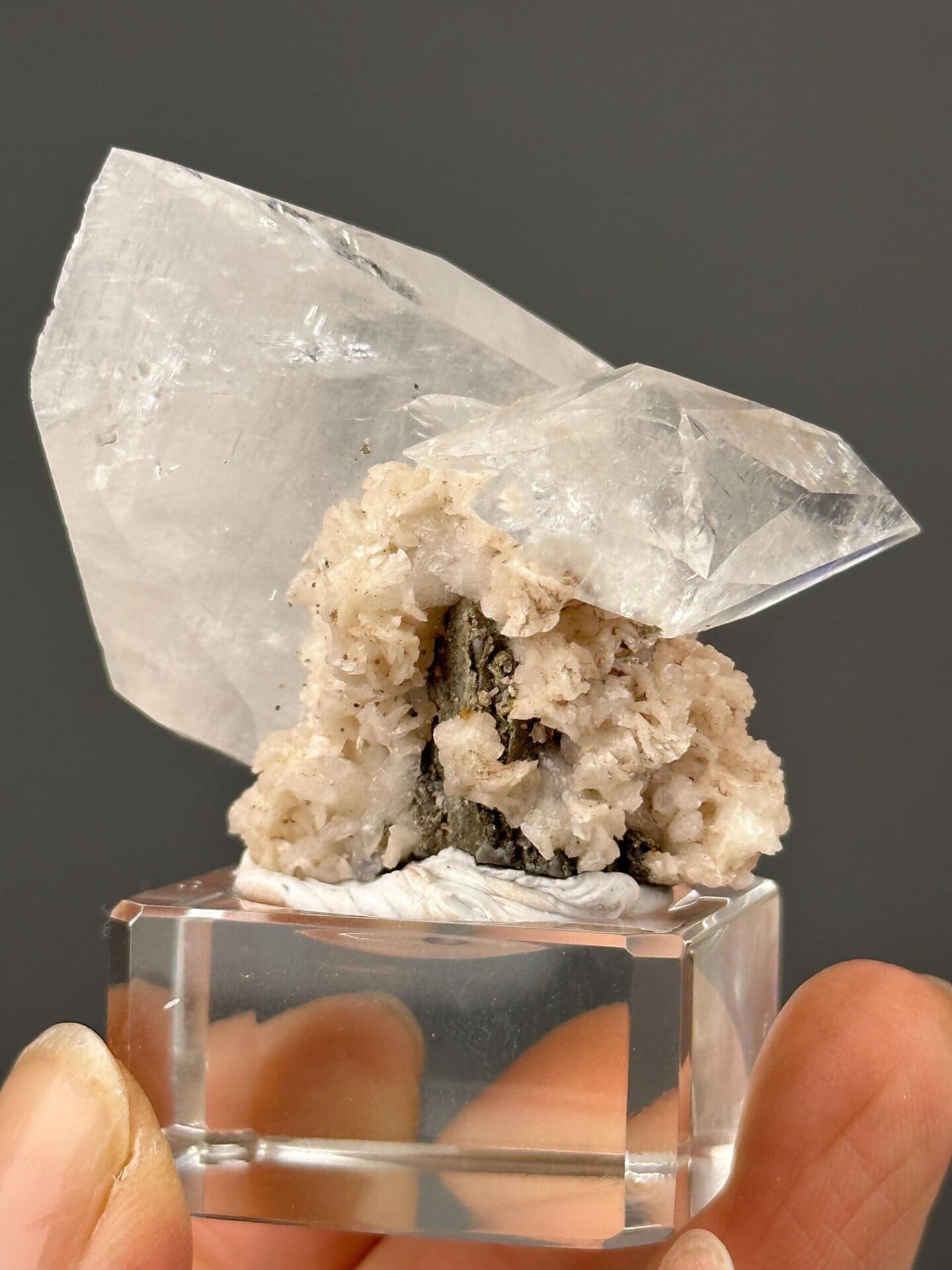 Close-up of twin calcite terminations showing vitreous luster
