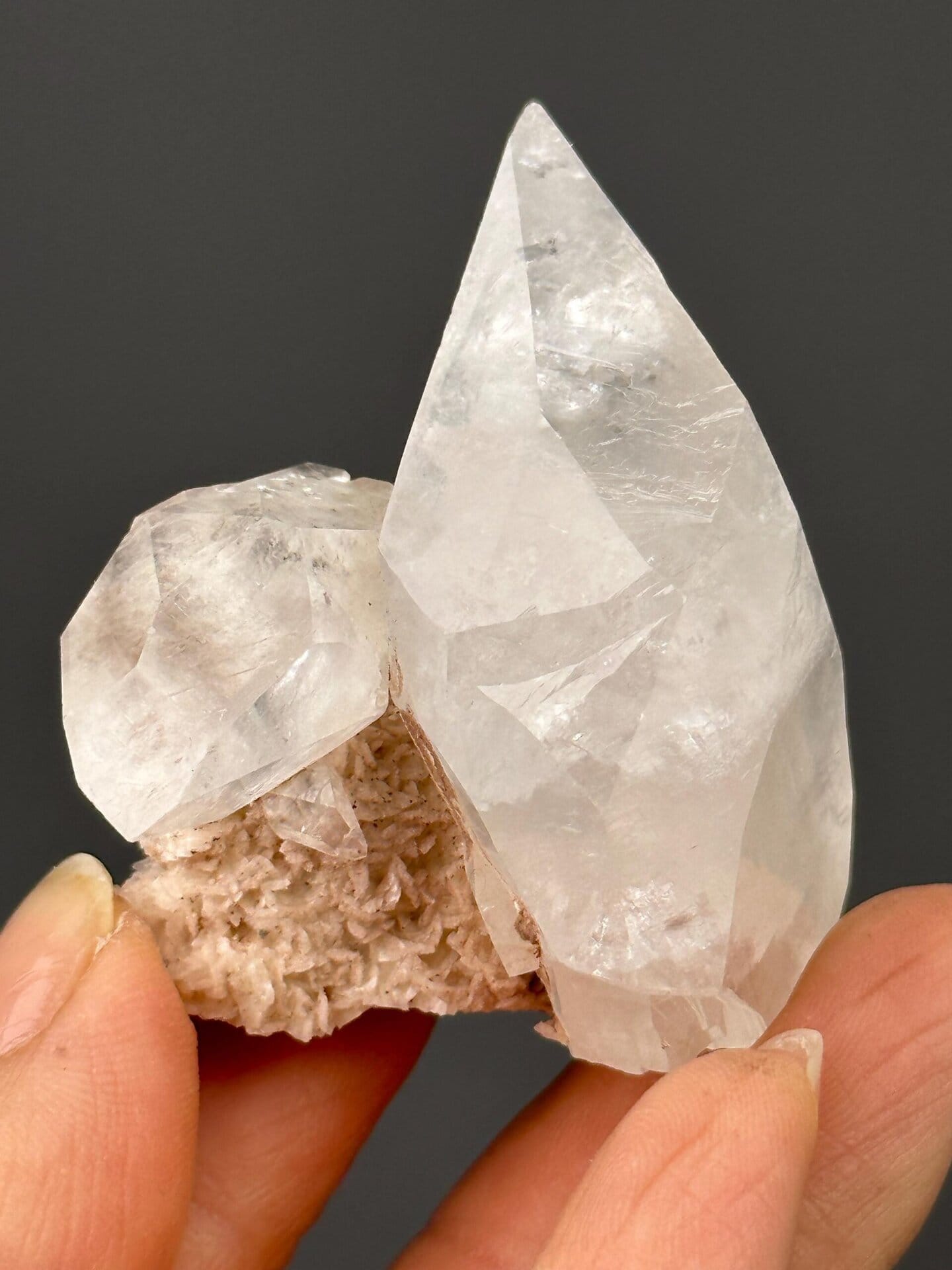 Angled view of twin calcite and dolomite association