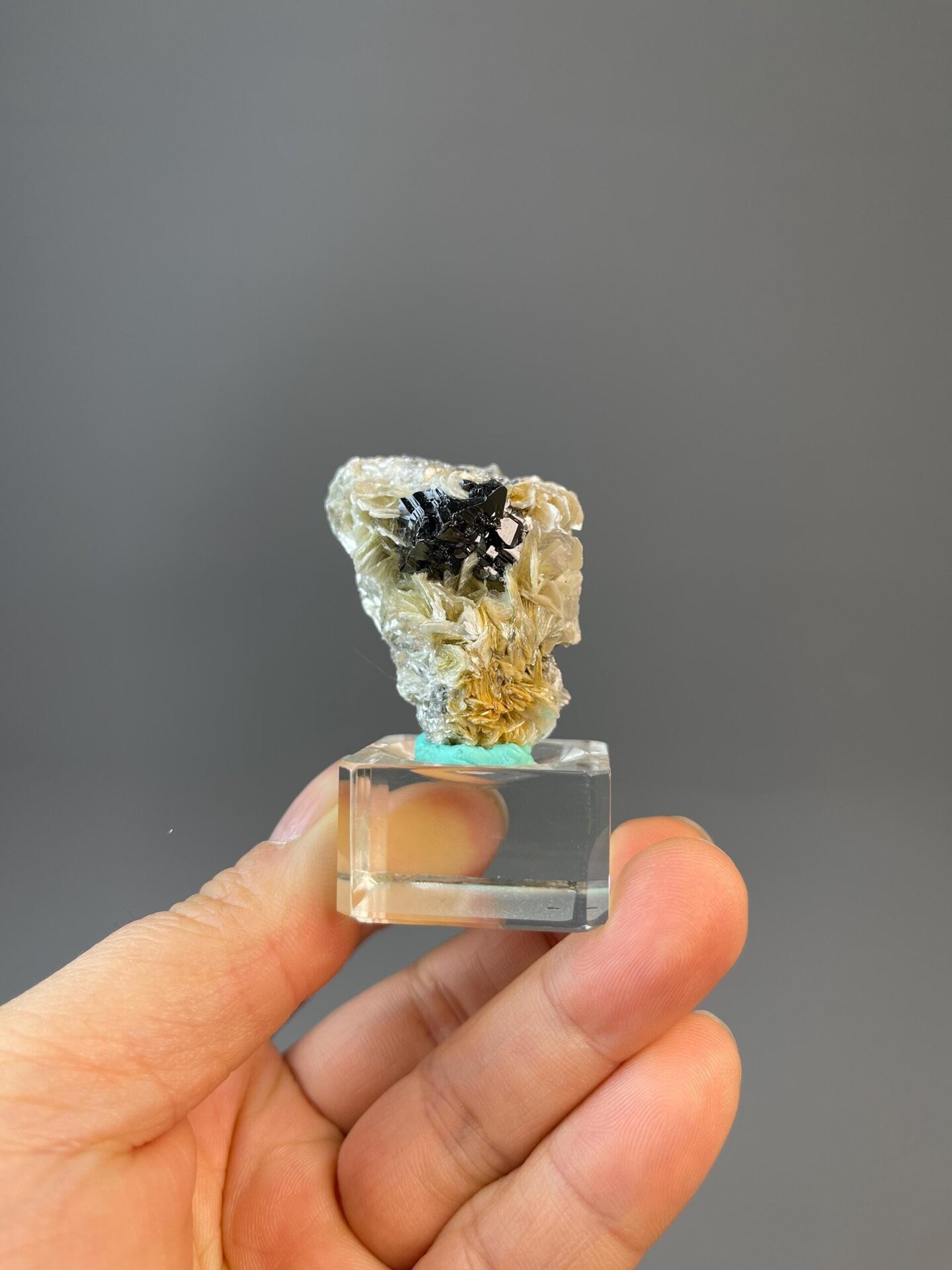 SnO₂ tetragonal cassiterite crystals with silver mica sheets