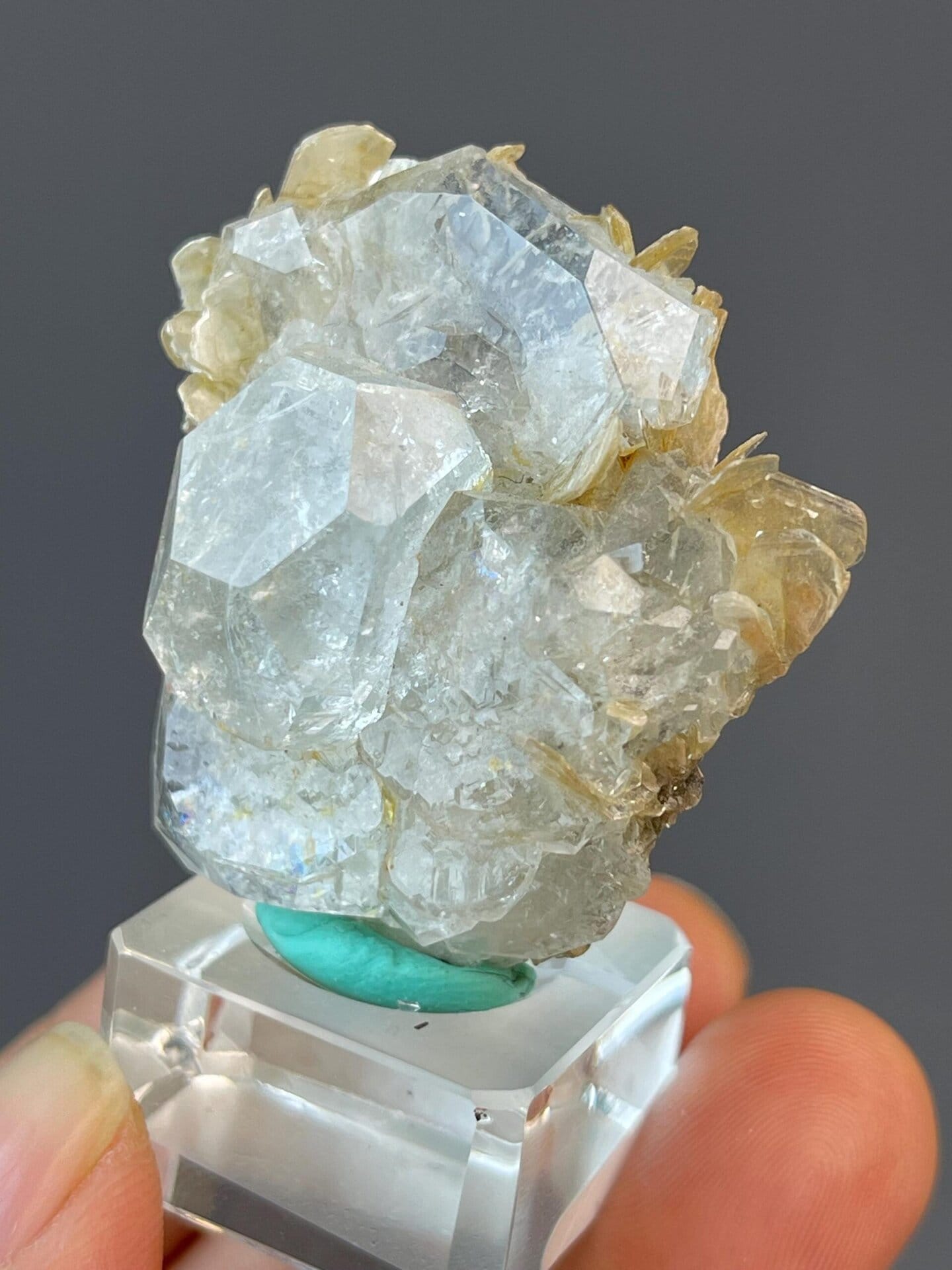 Aquamarine beryl crystal with mica from Xuebaoding, Sichuan, China