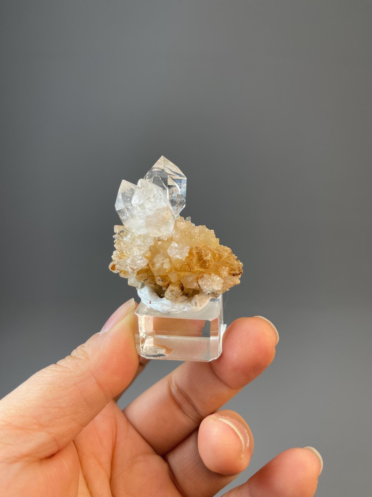 SiO₂ trigonal quartz with water-clear clarity and vitreous luster