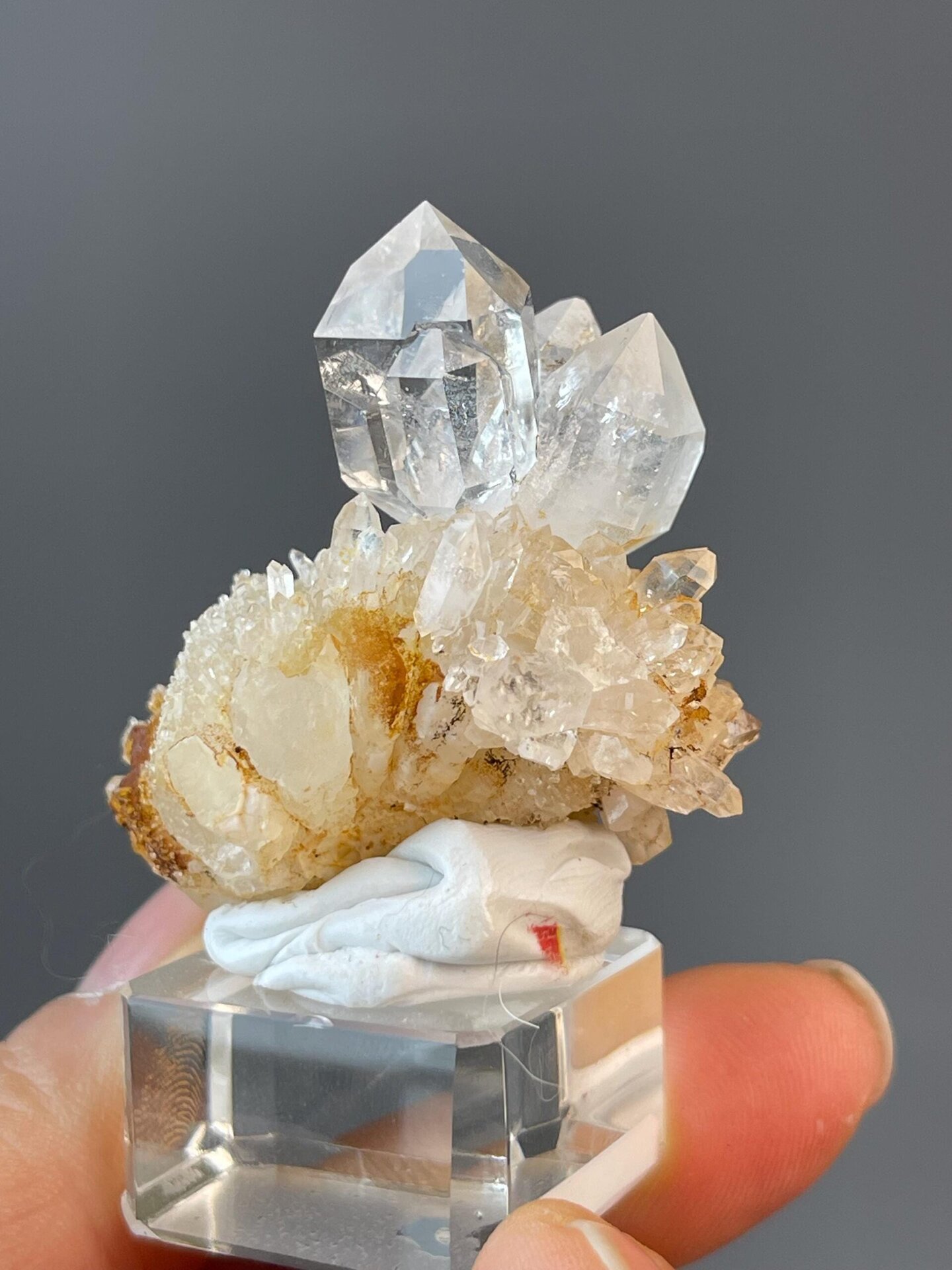 Water-clear quartz crystal with excellent optical quality
