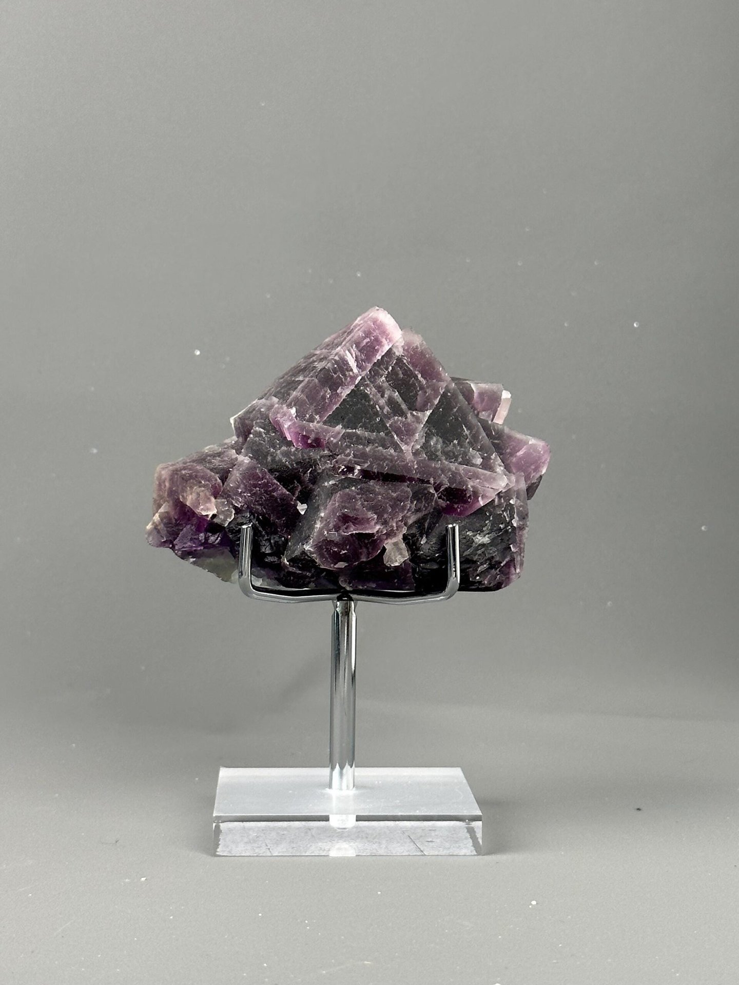 Close-up of green fluorescent core in triangular fluorite