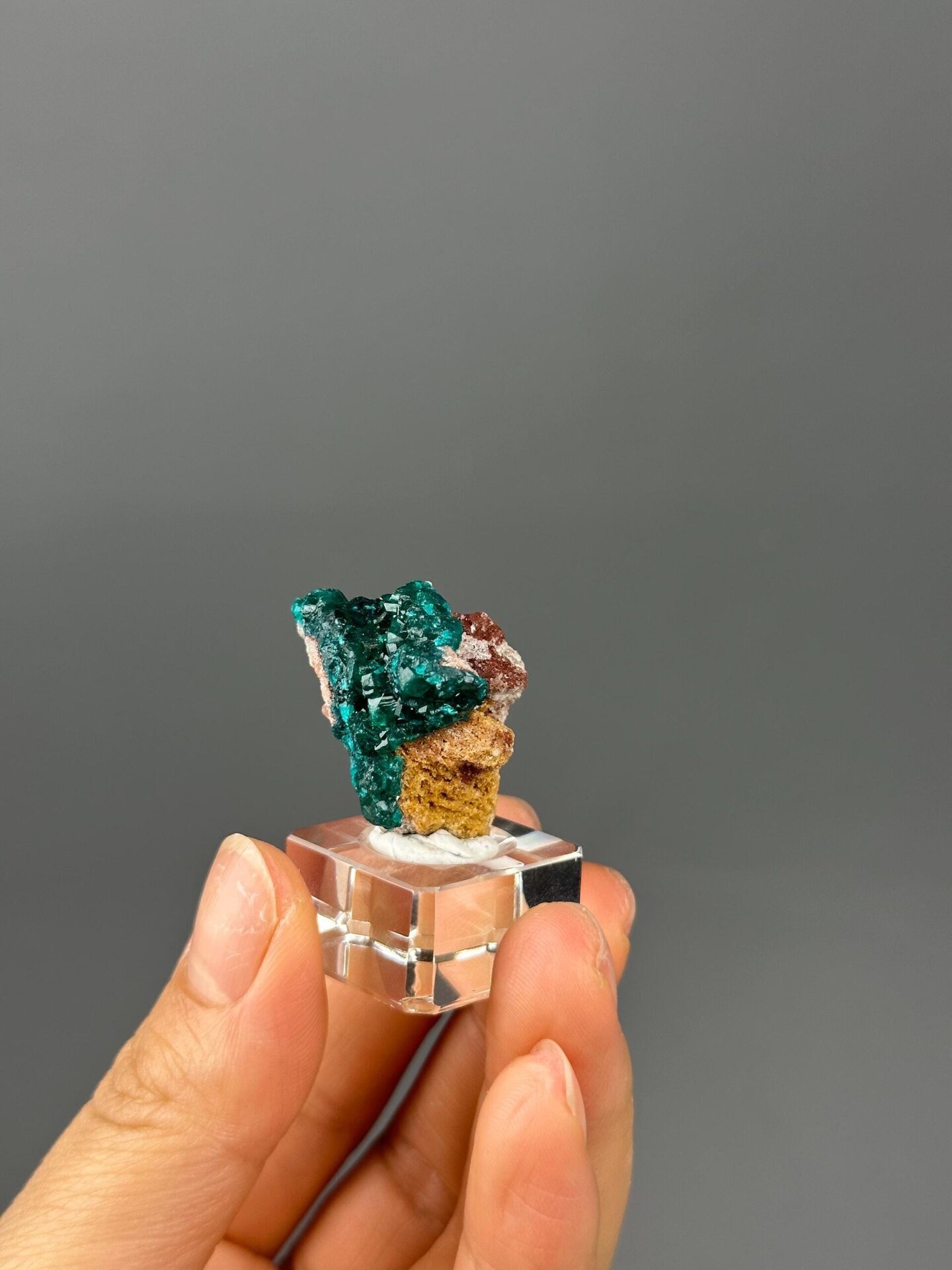 Dioptase matrix base and attachment detail