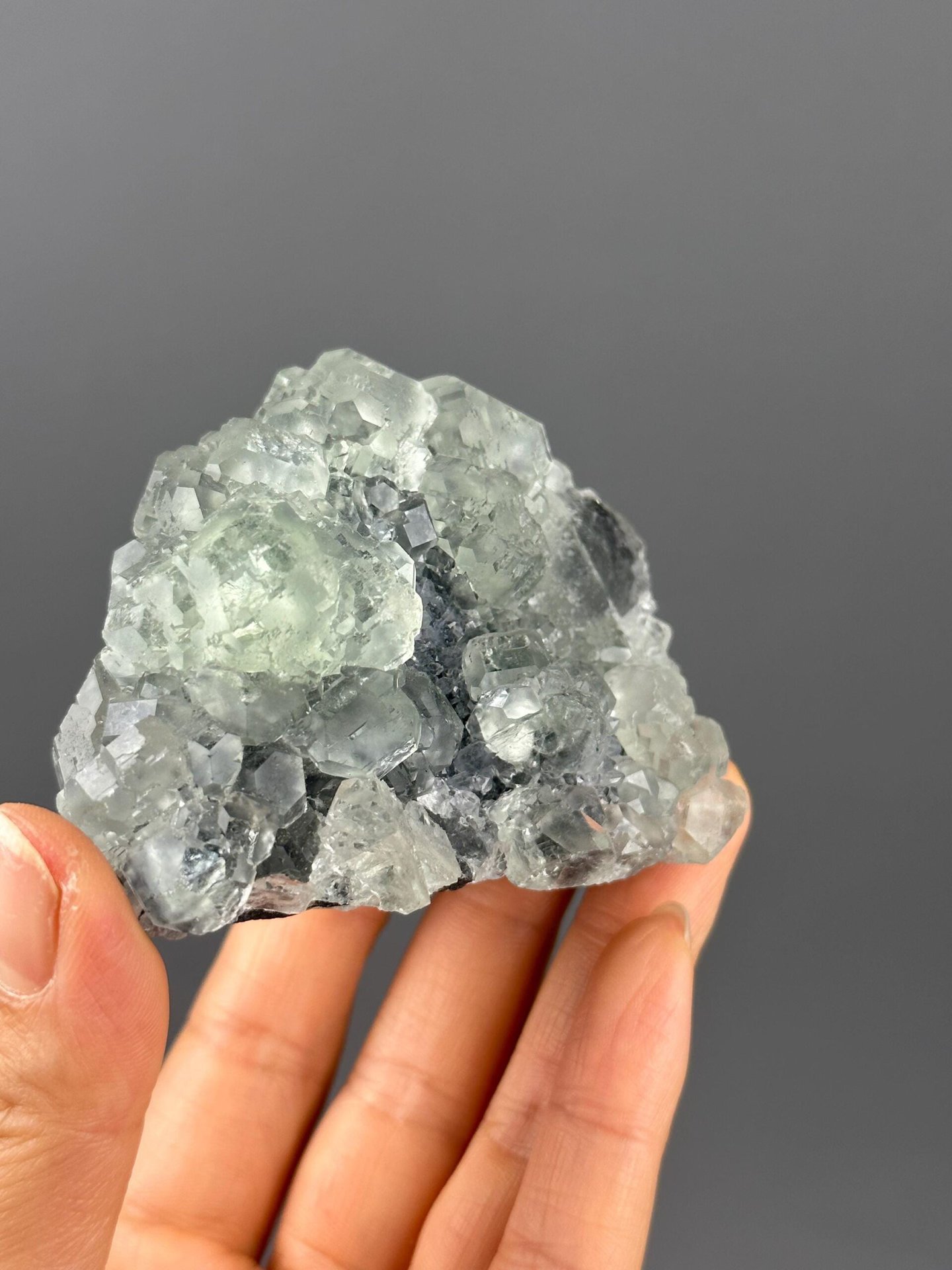 Side view of bubble-form fluorite cluster