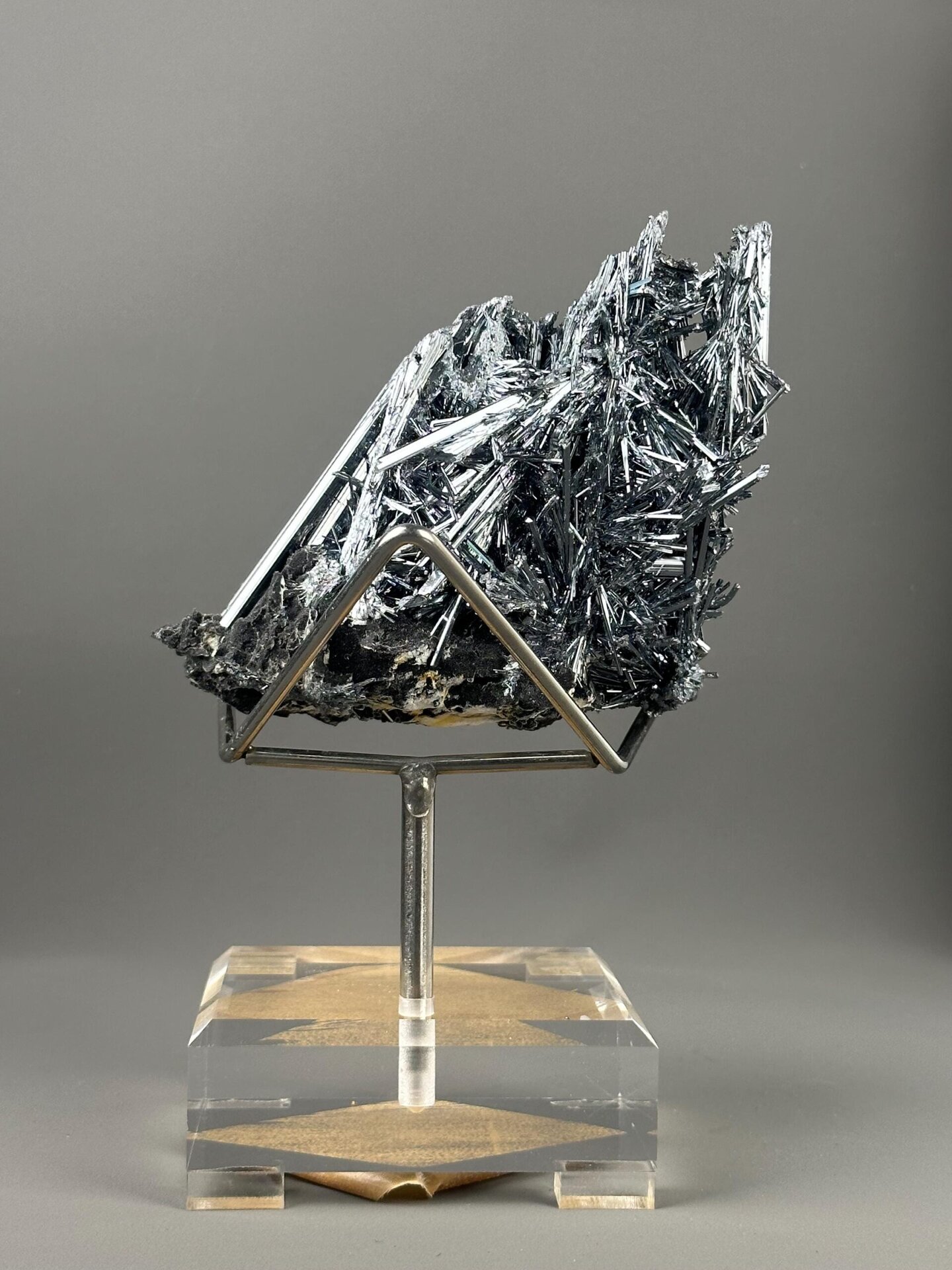 Top view of stibnite needle arrangement