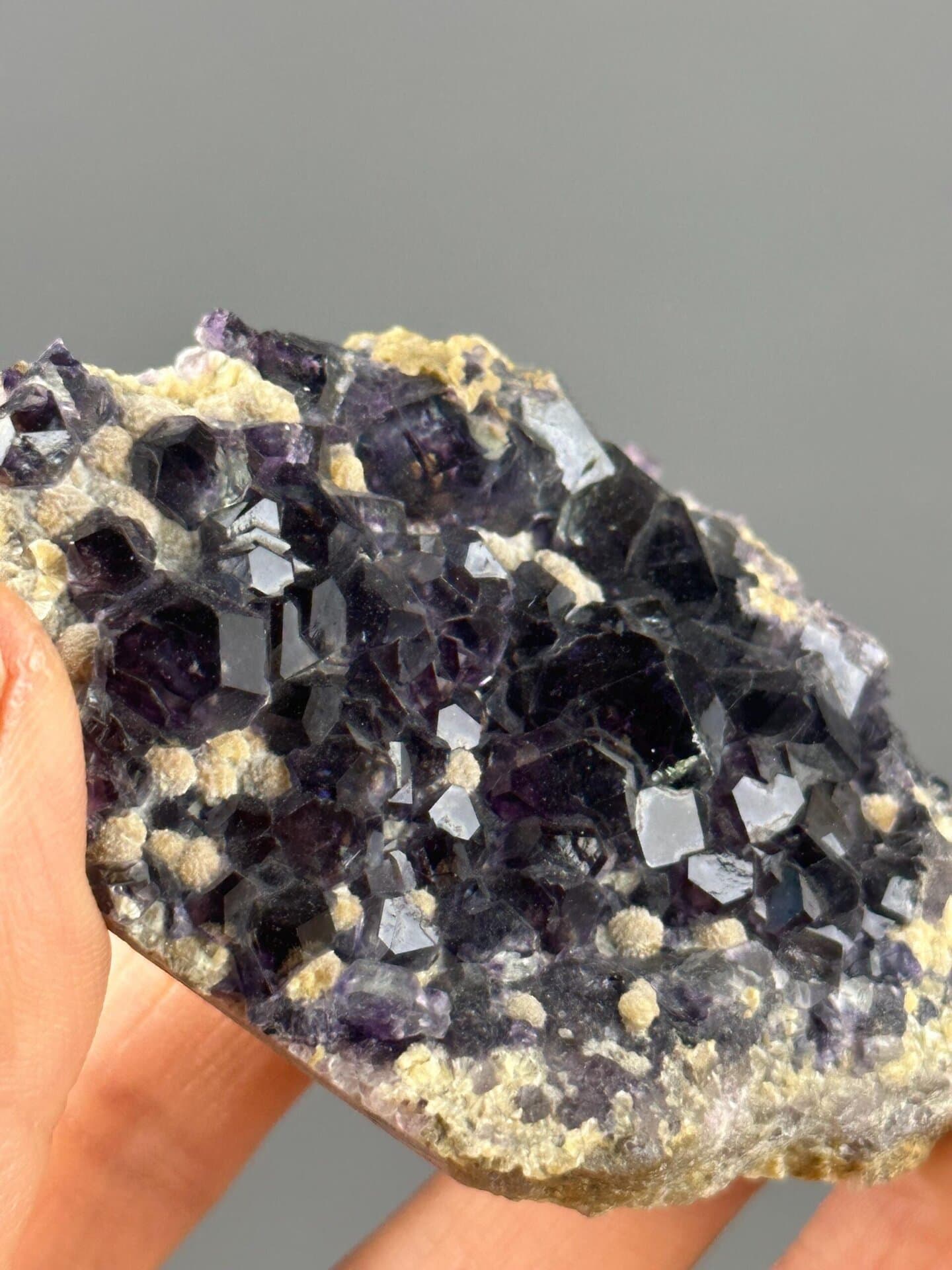 Cubic fluorite crystal structure detail