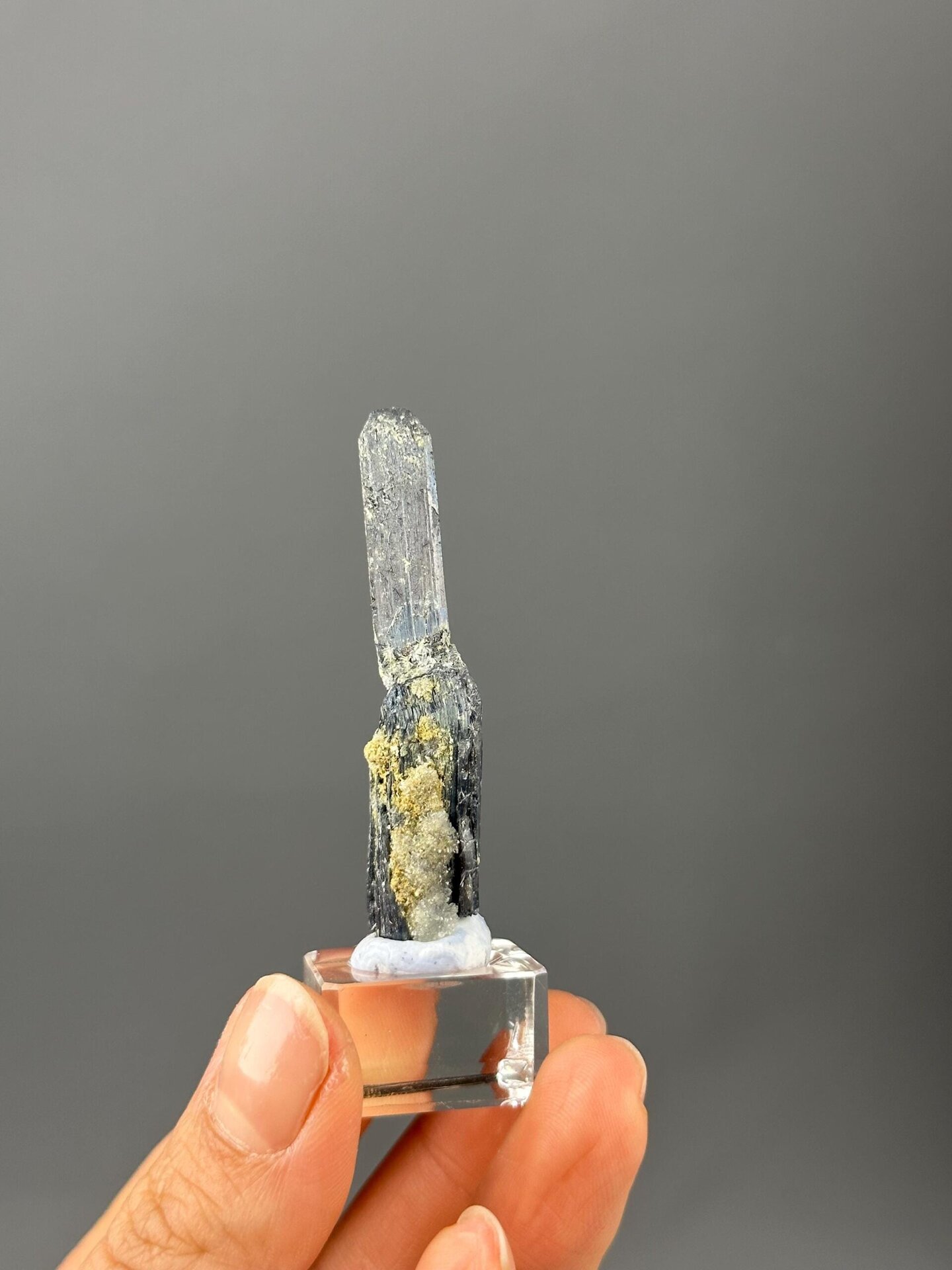 Stibnite blade tips and matrix base
