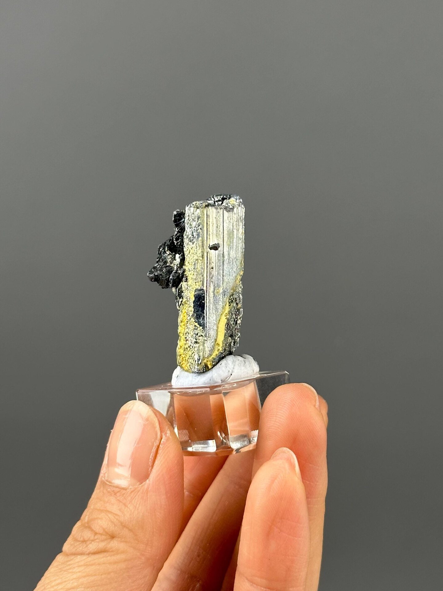 Top view of twin stibnite blade crystal symmetry