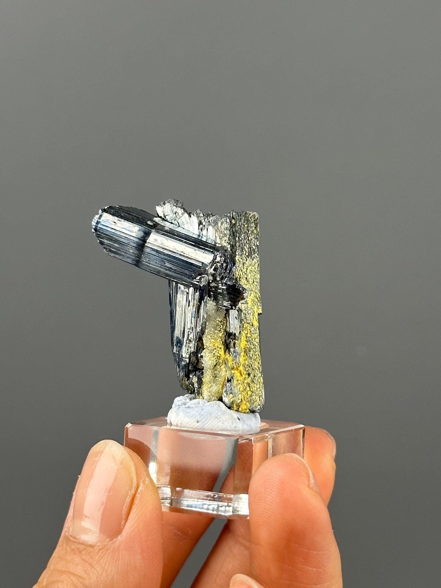 Scale reference of twin stibnite crystal from Hunan