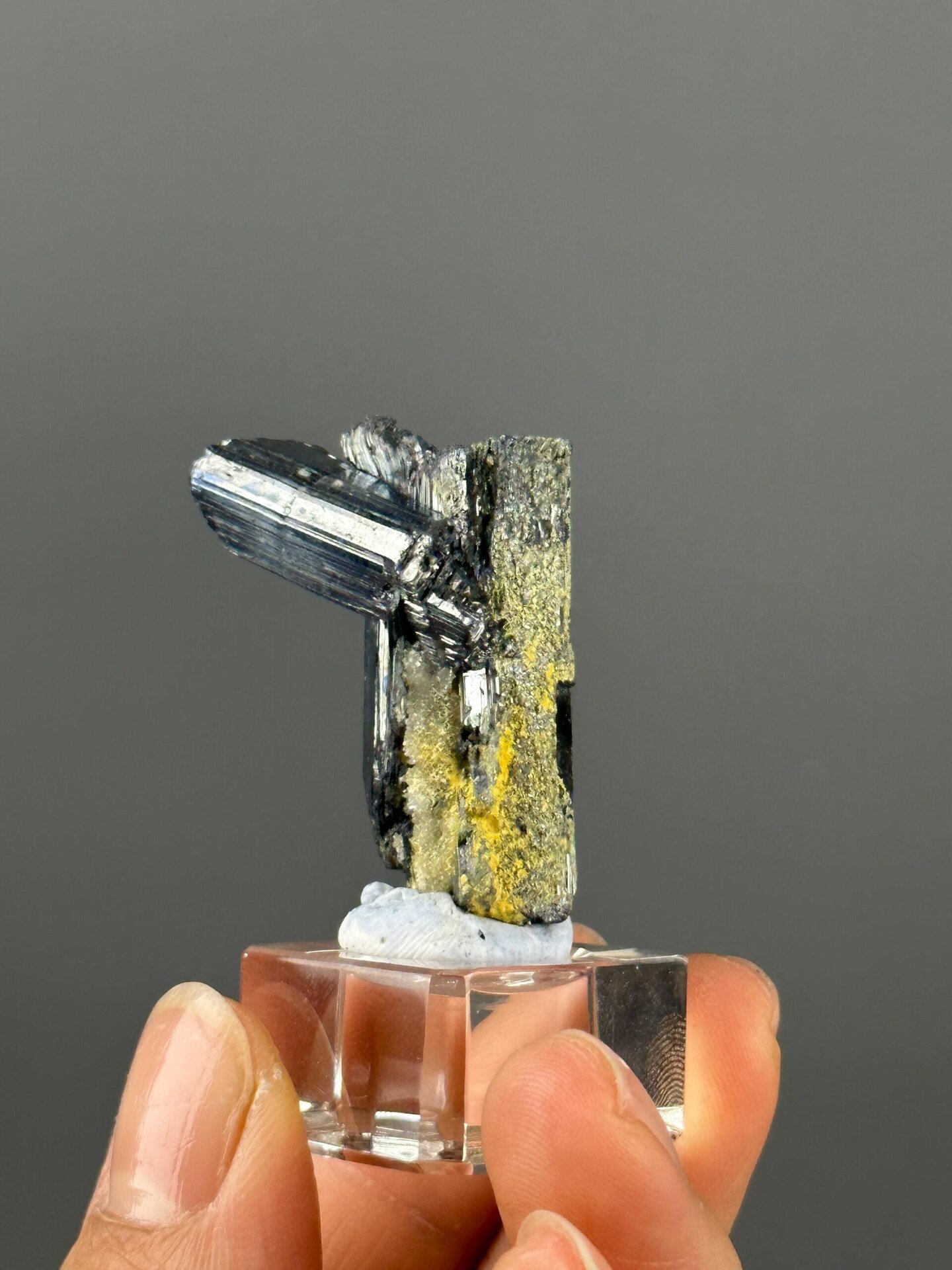 Front view of twin stibnite blade crystals from Hunan