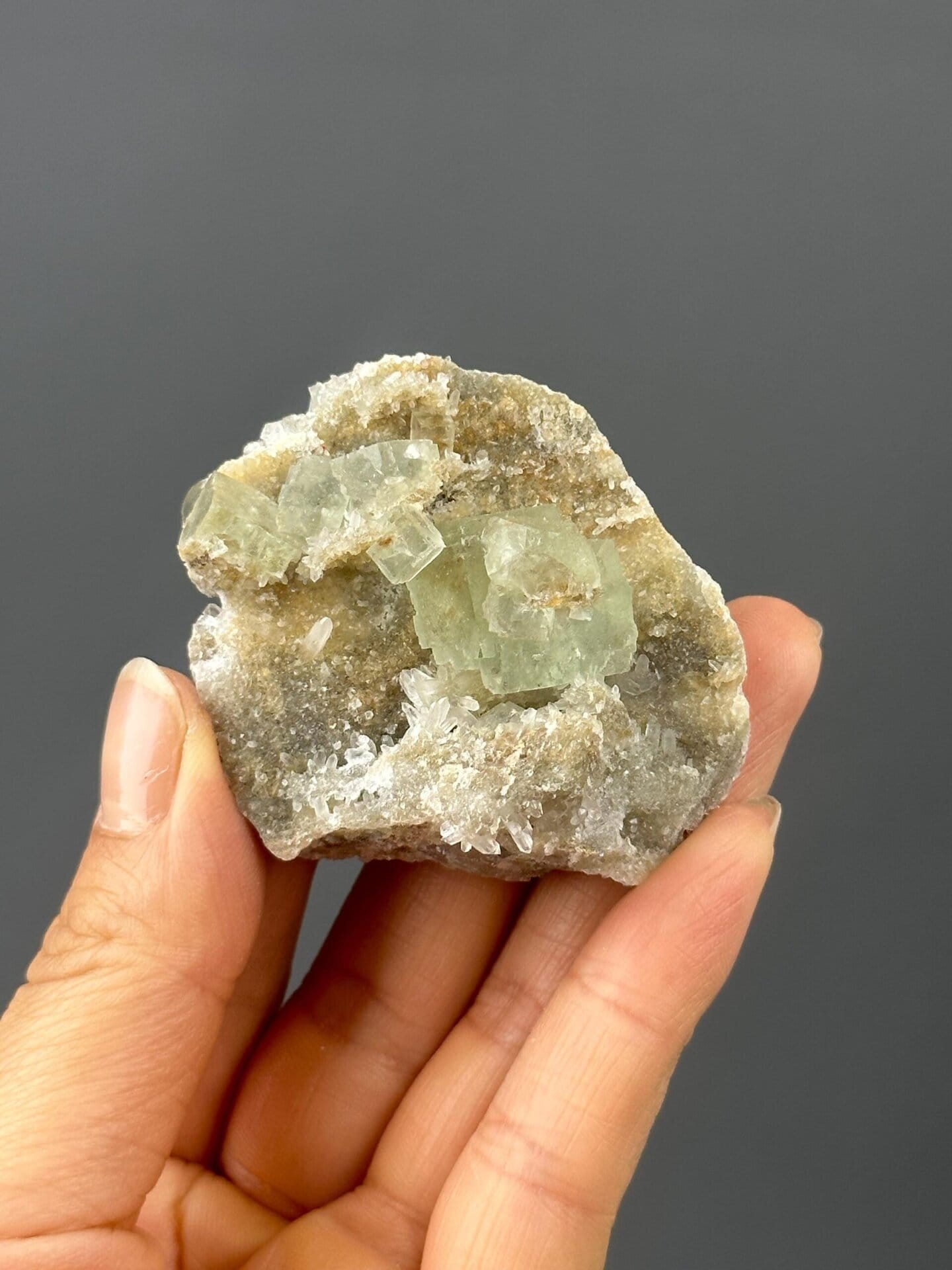 Side view of fluorite on quartz, Xianghualing Mine, Hunan