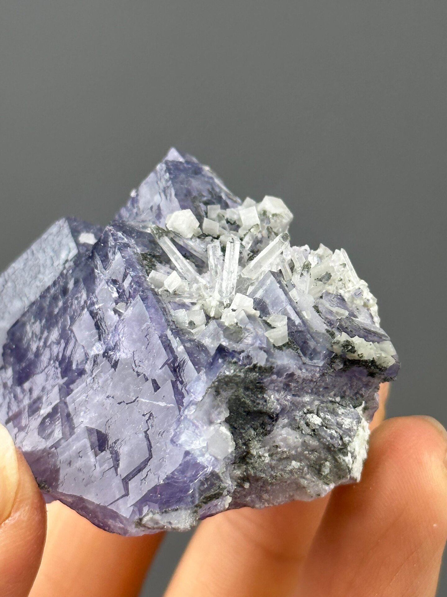 Detail of twinning contact and calcite on fluorite
