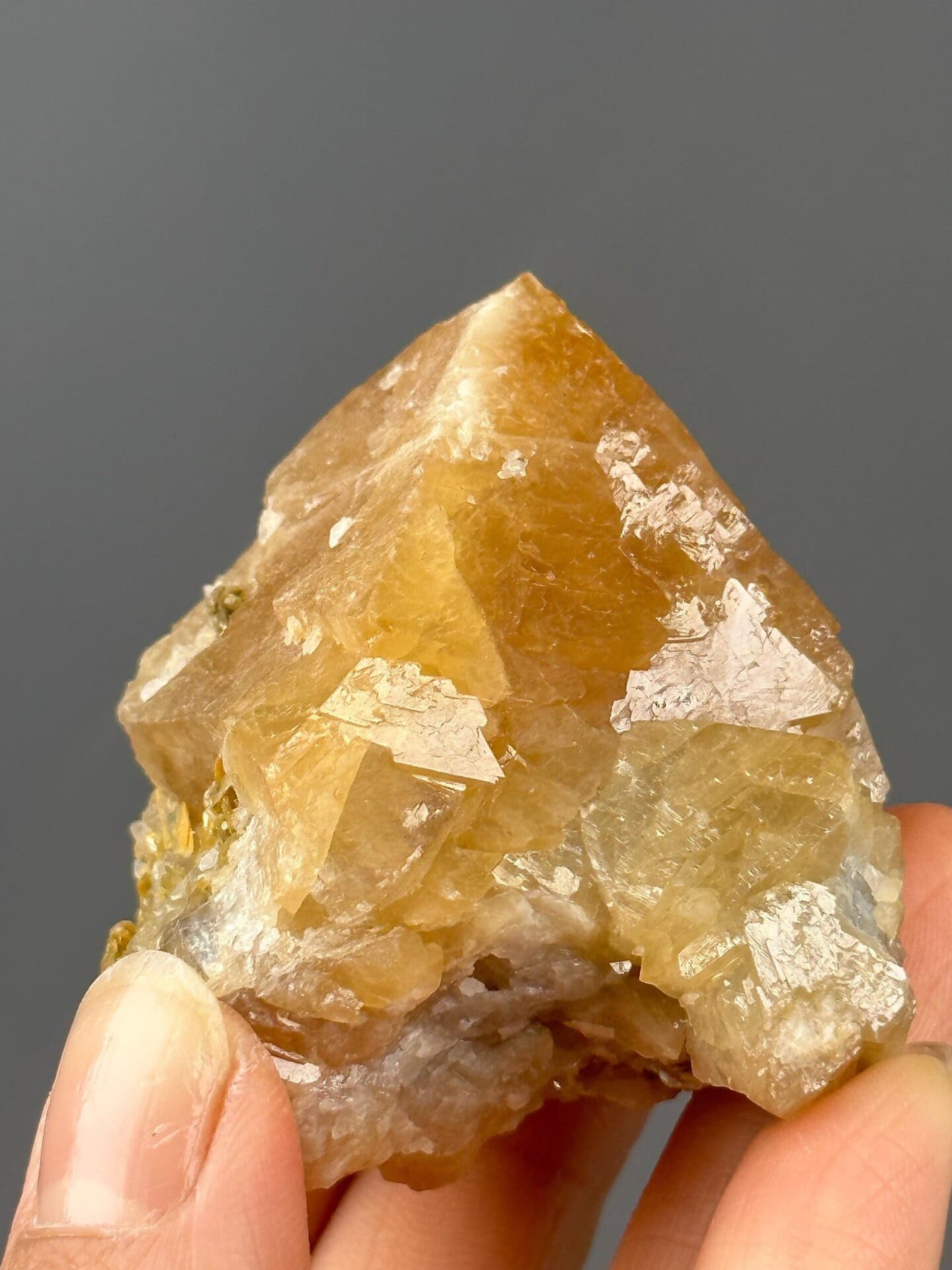 Side view of scheelite cluster, 2.2×2×1.8 in, Xuebaoding