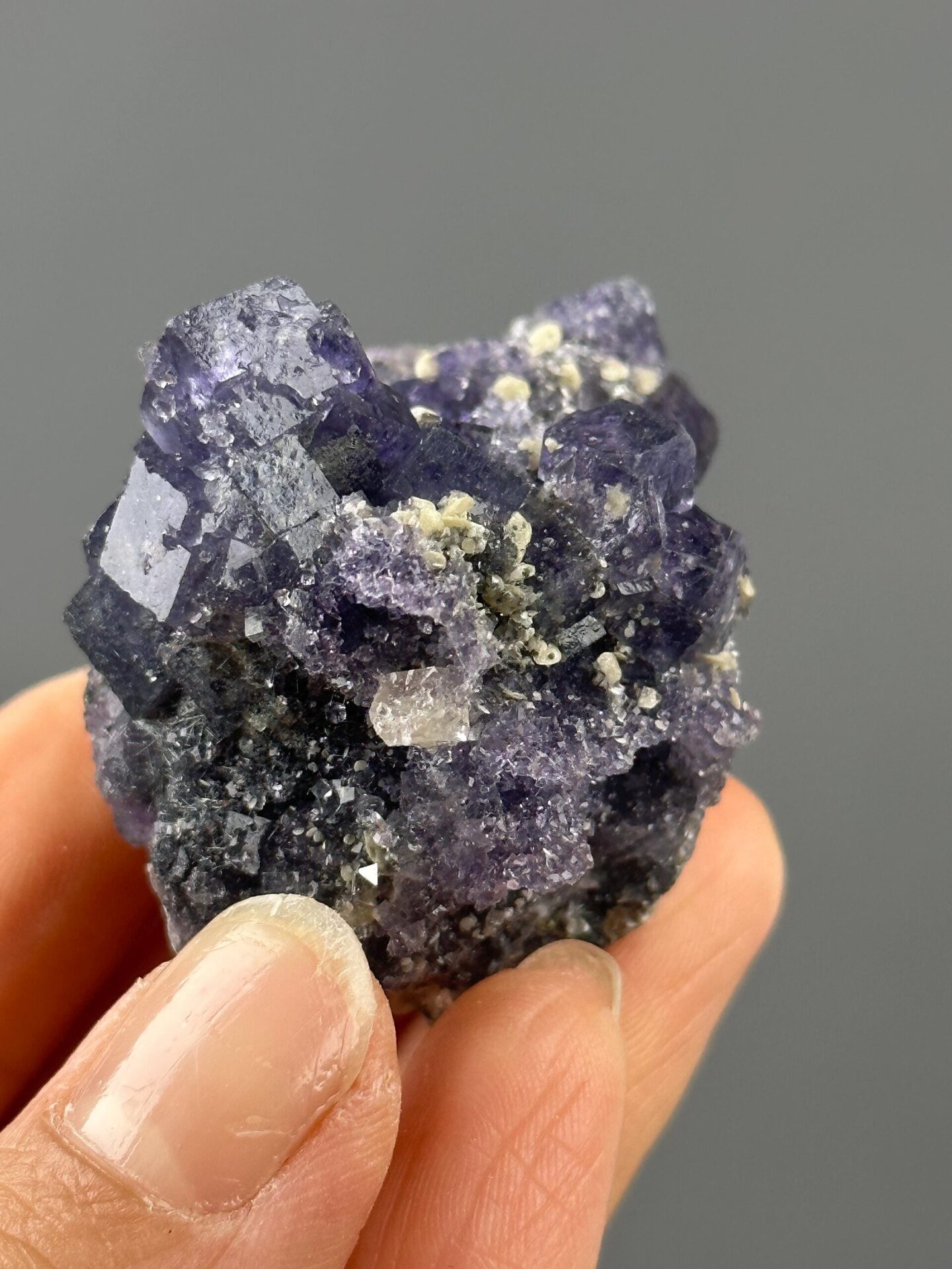 Angled view showing fluorite phantom zones on dolomite