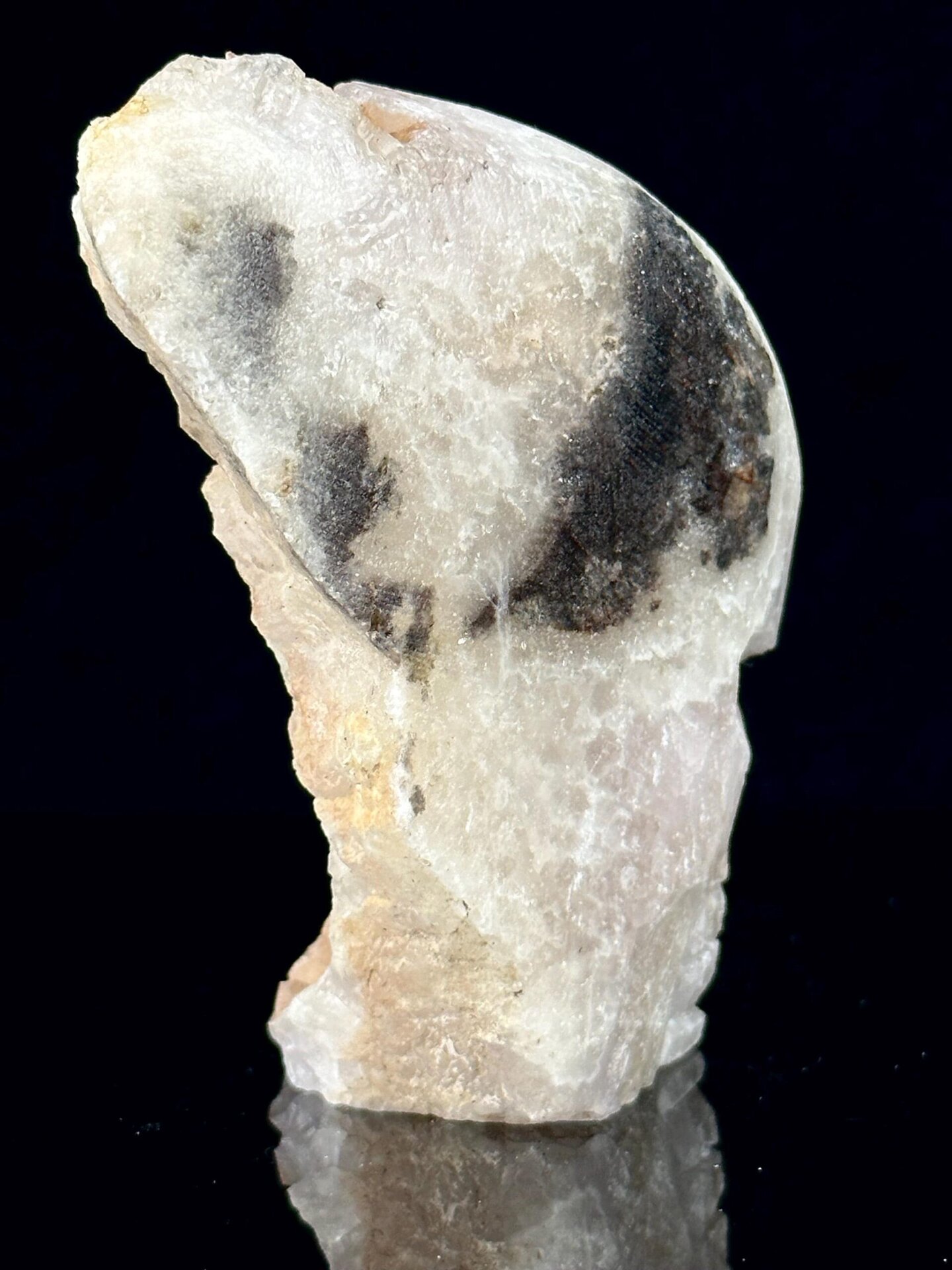 Top view of quartz skull showing crystal formation