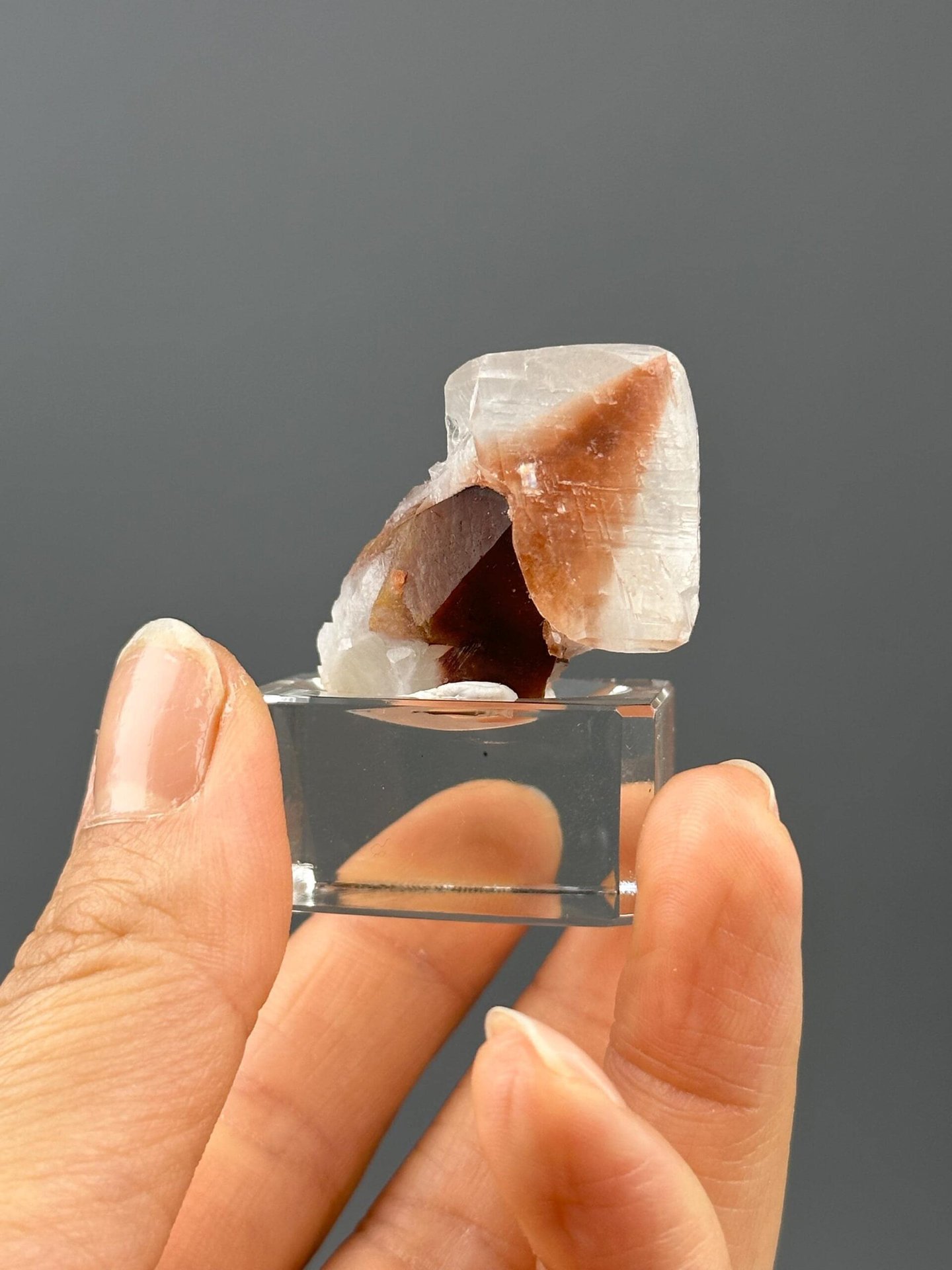 Back view of Hunan calcite-hematite specimen