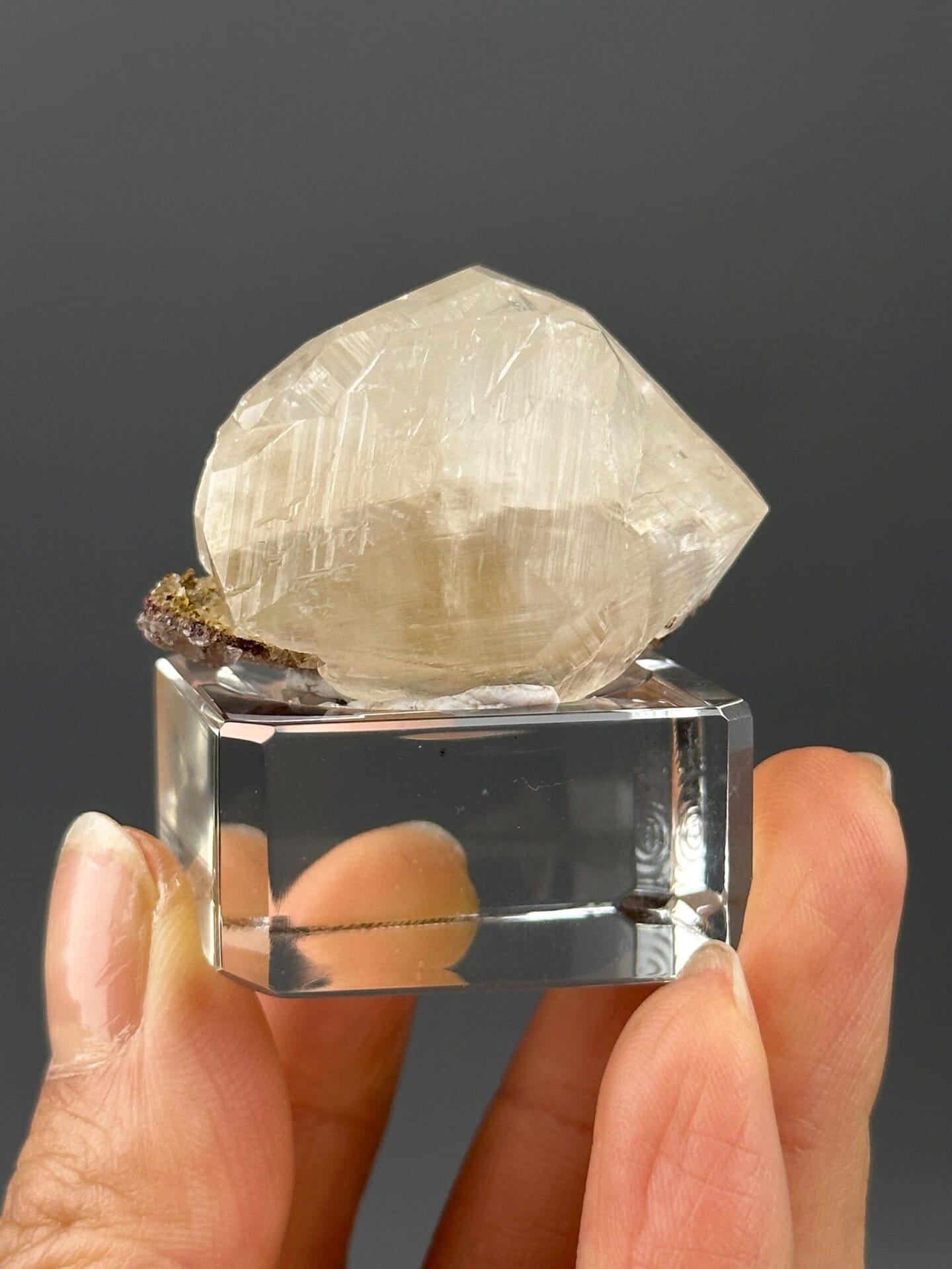 Side view of yellow calcite cluster, 1.6×1.5×1 in, Fujian
