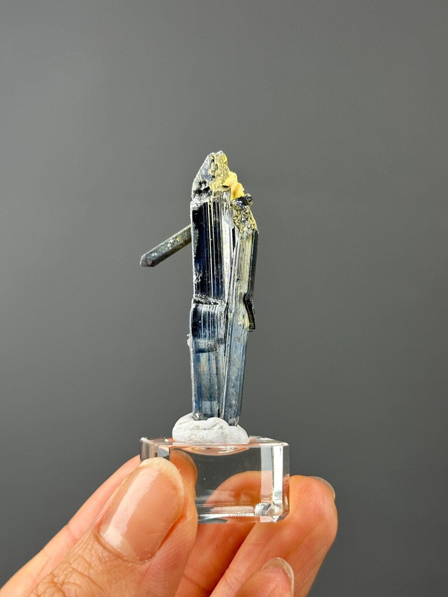 Front view of stibnite showing elongated columnar form