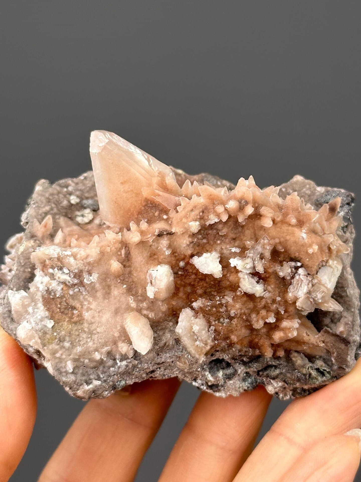 Back view of UV-reactive calcite cluster, Hubei Province