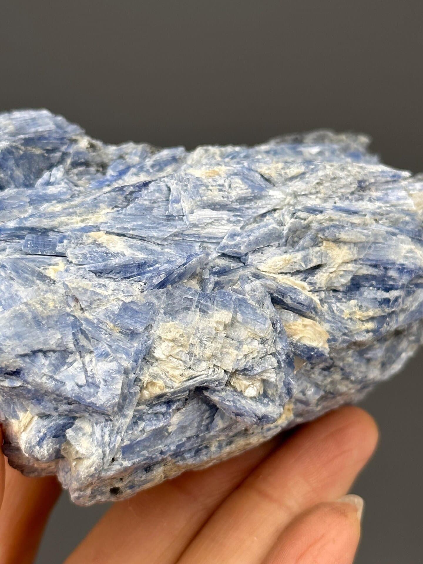 Al₂SiO₅ triclinic kyanite, Mohs 5.5–7, blue, Brazil, 16.23 oz