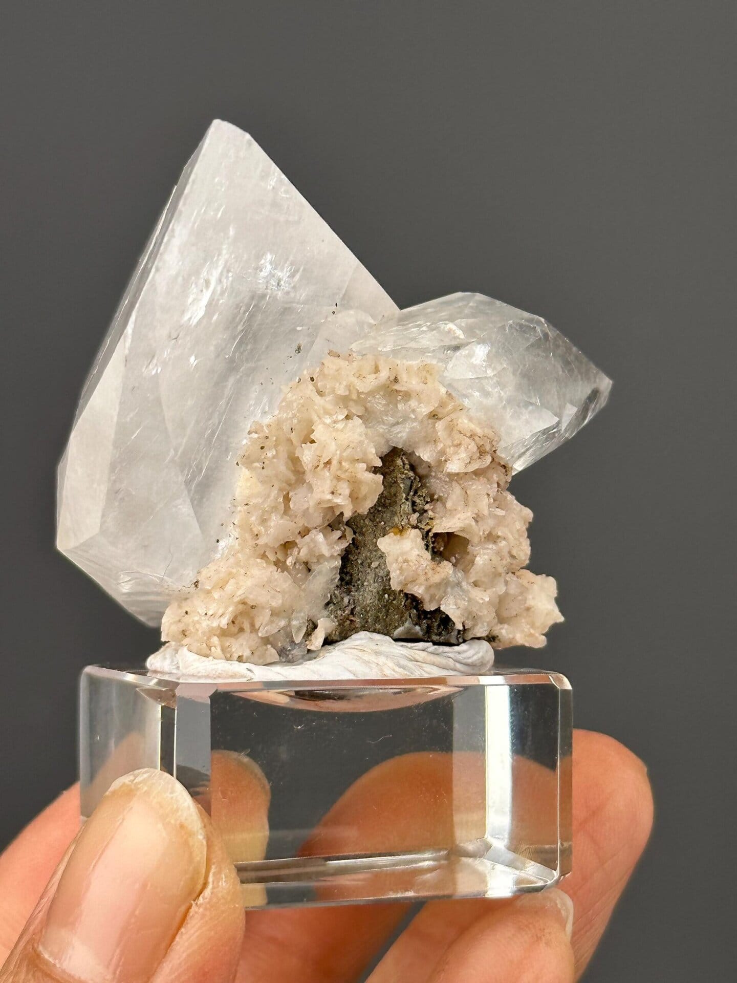 Front view of twin calcite showing dual terminations