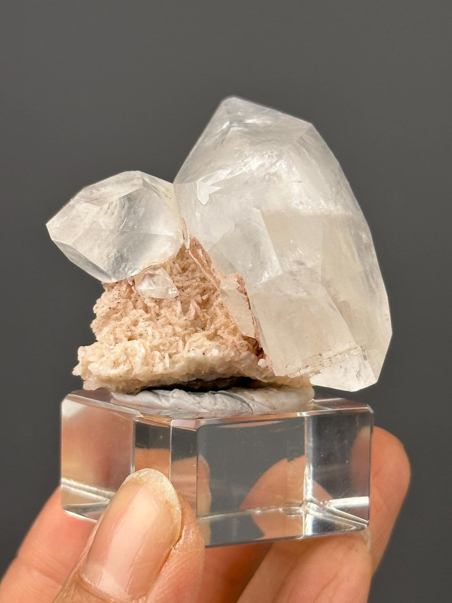 UV reactive view of twin calcite fluorescing, Hunan